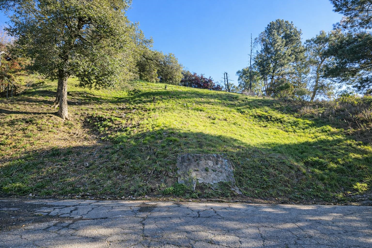 Detail Gallery Image 2 of 5 For 6842 Armour Dr, Oakland,  CA 94611 - – Beds | – Baths