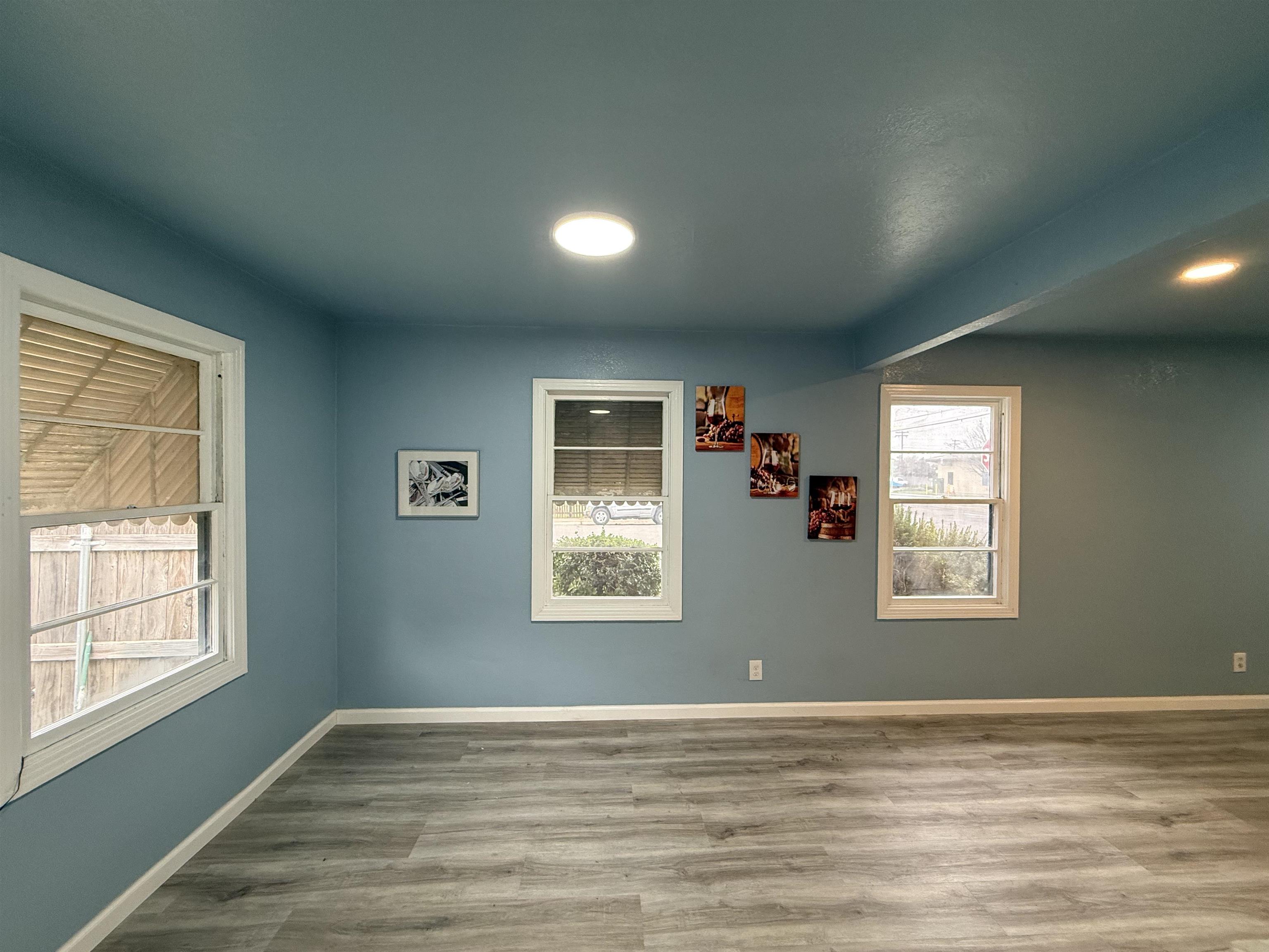 Detail Gallery Image 5 of 39 For 5500 Fruitridge Rd, Sacramento,  CA 95820 - 2 Beds | 1 Baths