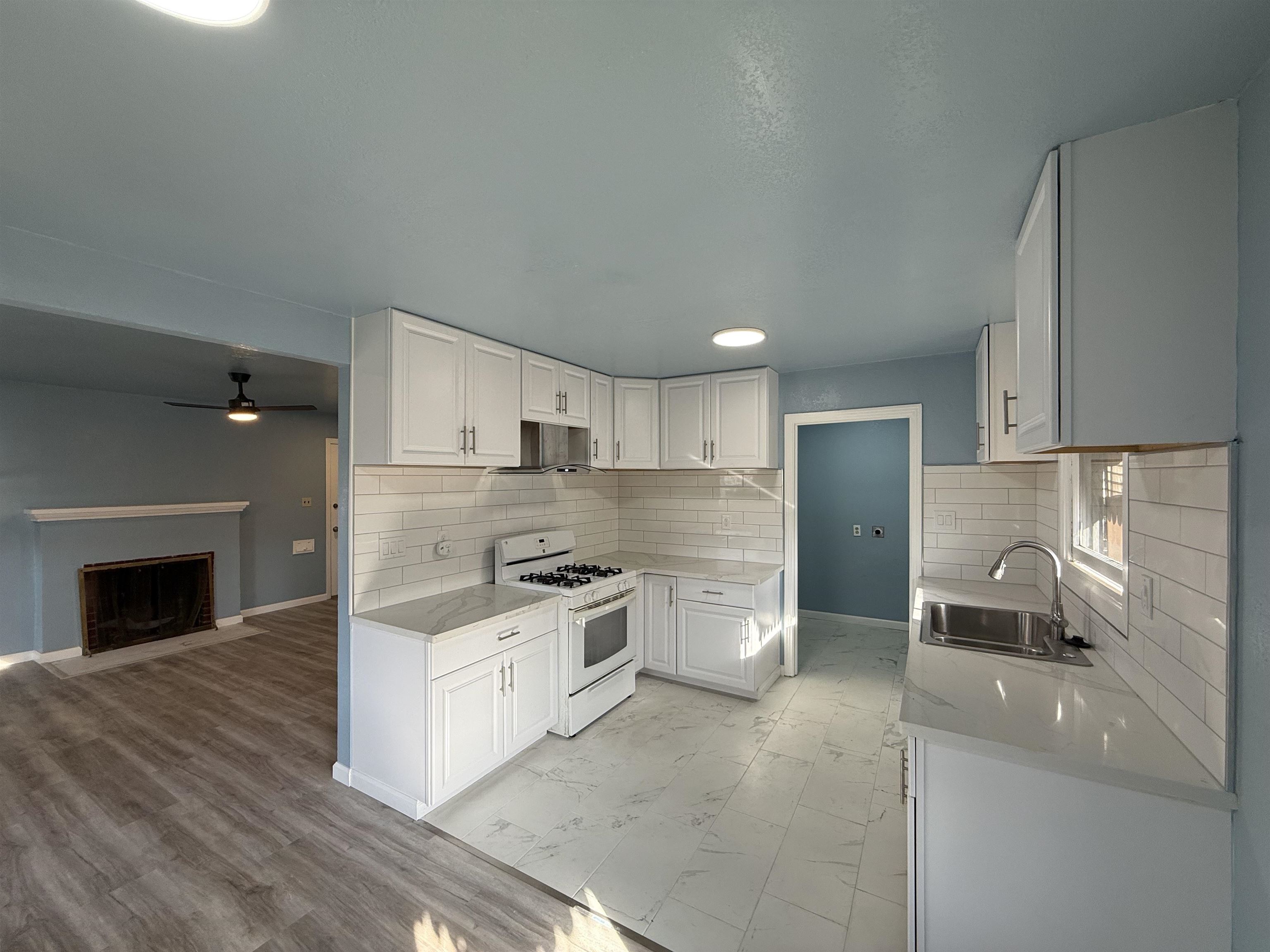 Detail Gallery Image 9 of 39 For 5500 Fruitridge Rd, Sacramento,  CA 95820 - 2 Beds | 1 Baths