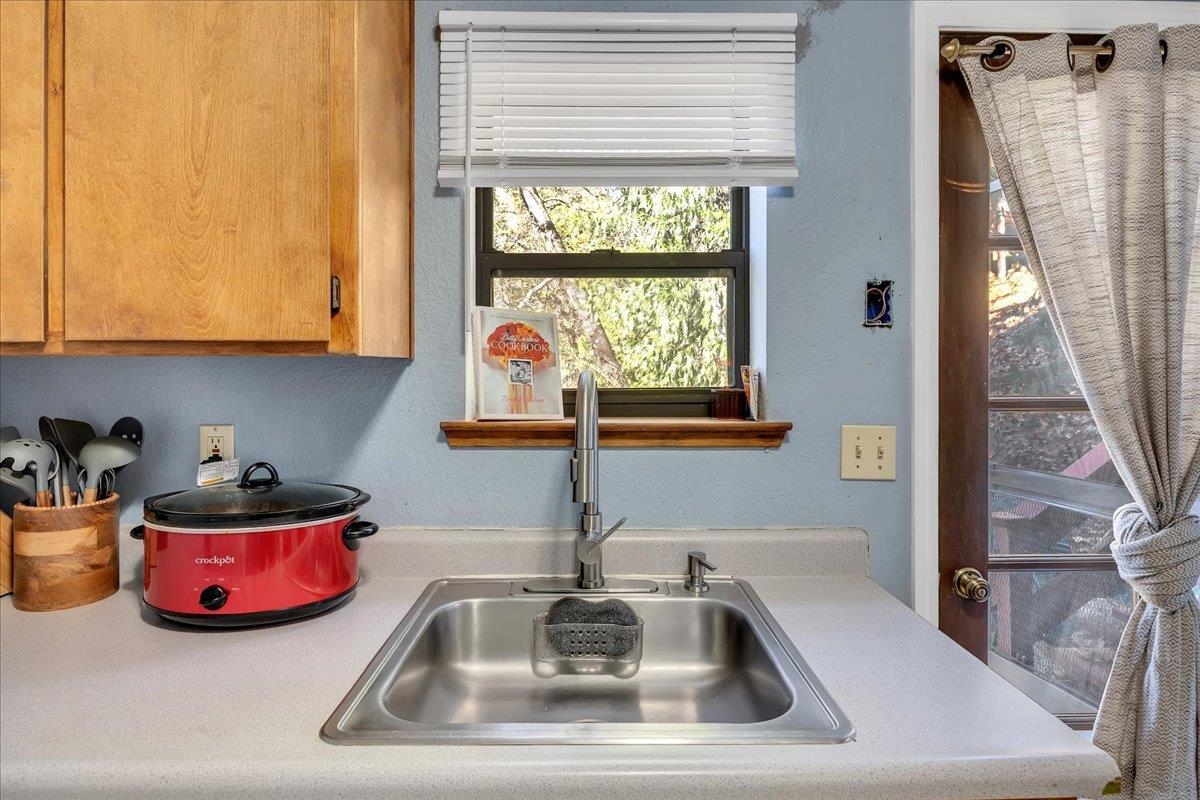 Detail Gallery Image 9 of 49 For 20550 Ponderosa Way, Tuolumne,  CA 95379 - 5 Beds | 3 Baths