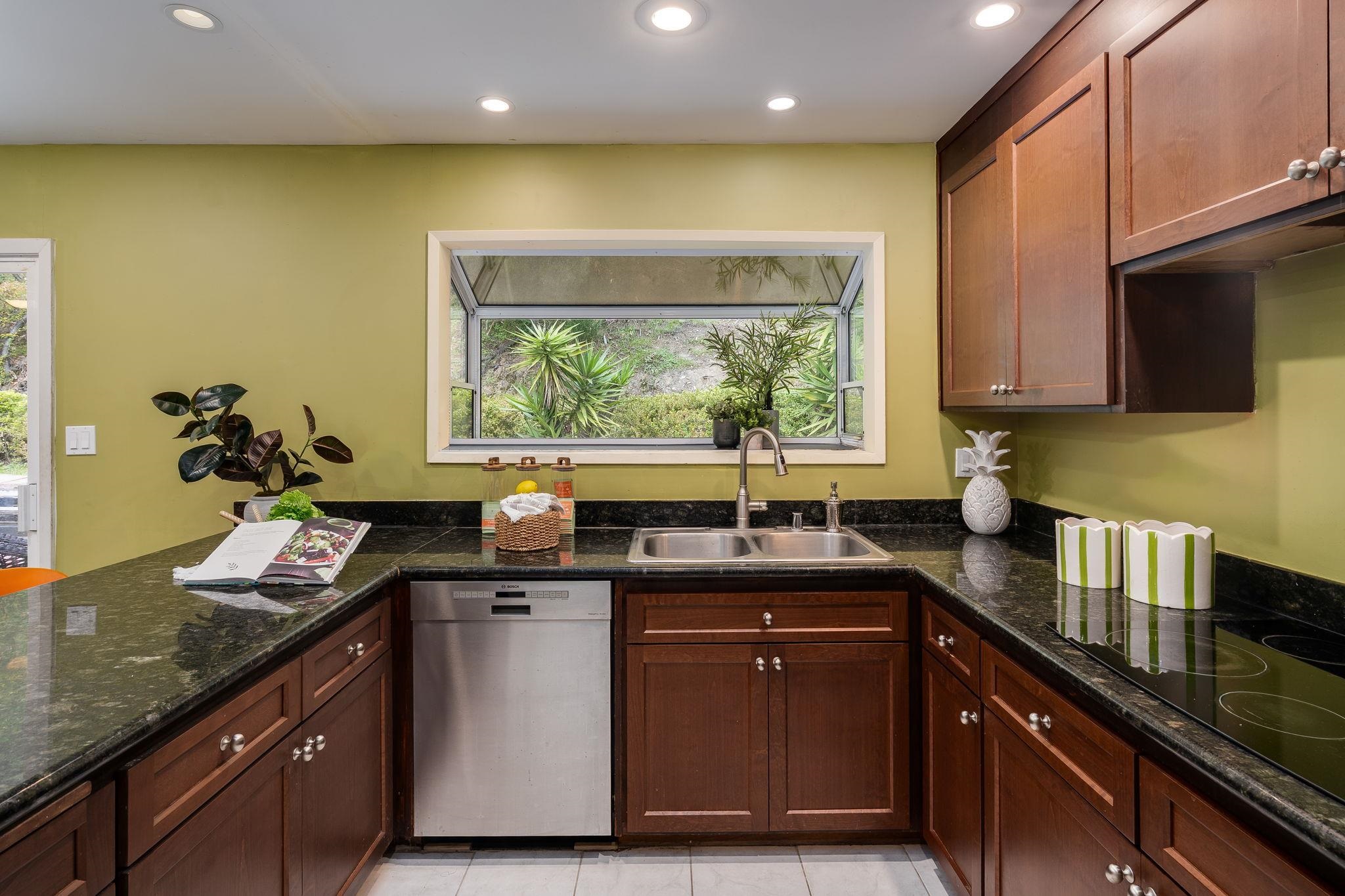 Detail Gallery Image 12 of 29 For 20 Marvin Court, Oakland,  CA 94605 - 4 Beds | 2/1 Baths