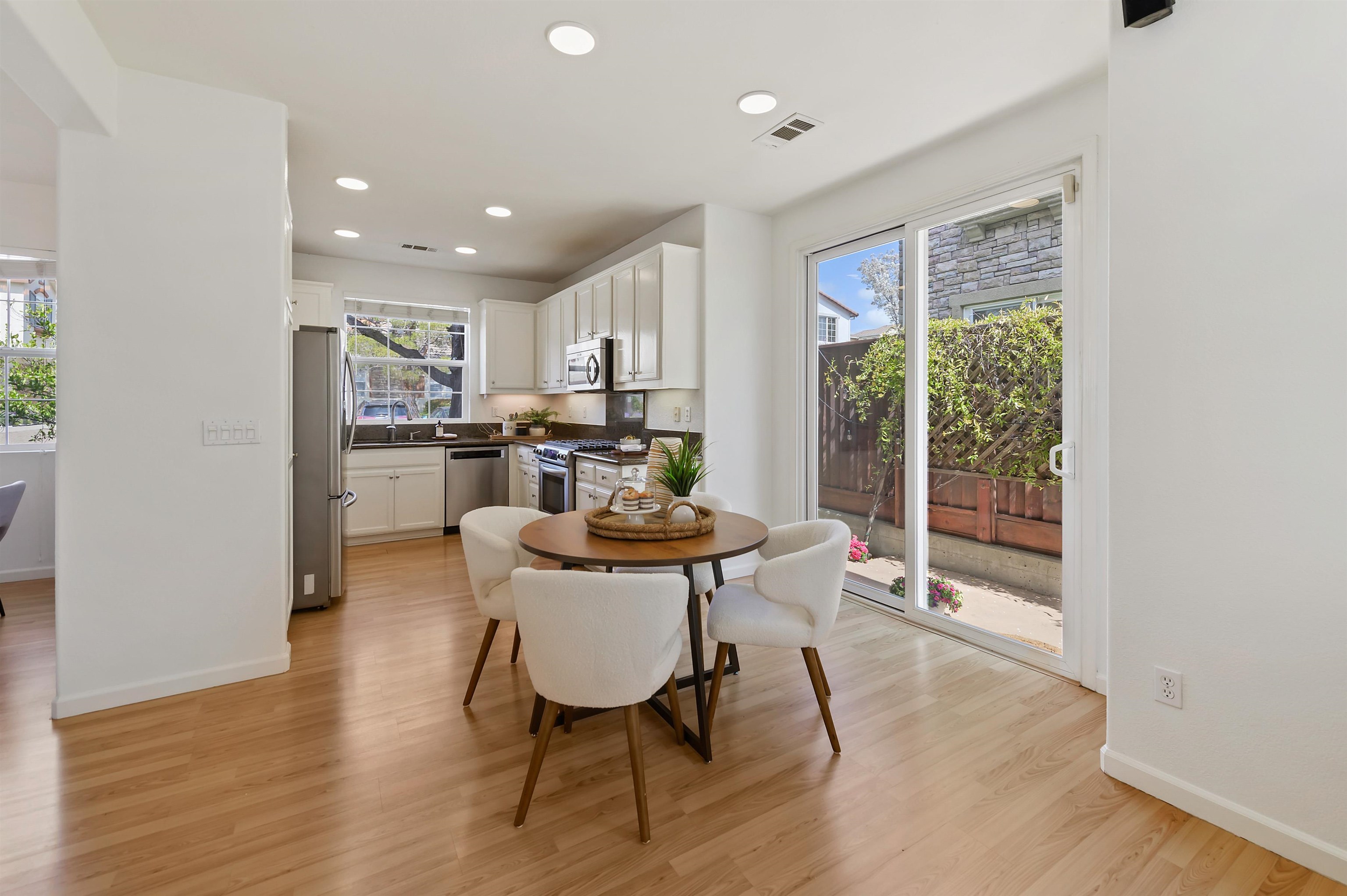 Detail Gallery Image 11 of 30 For 3989 Strafford Ct, Dublin,  CA 94568 - 3 Beds | 2/1 Baths