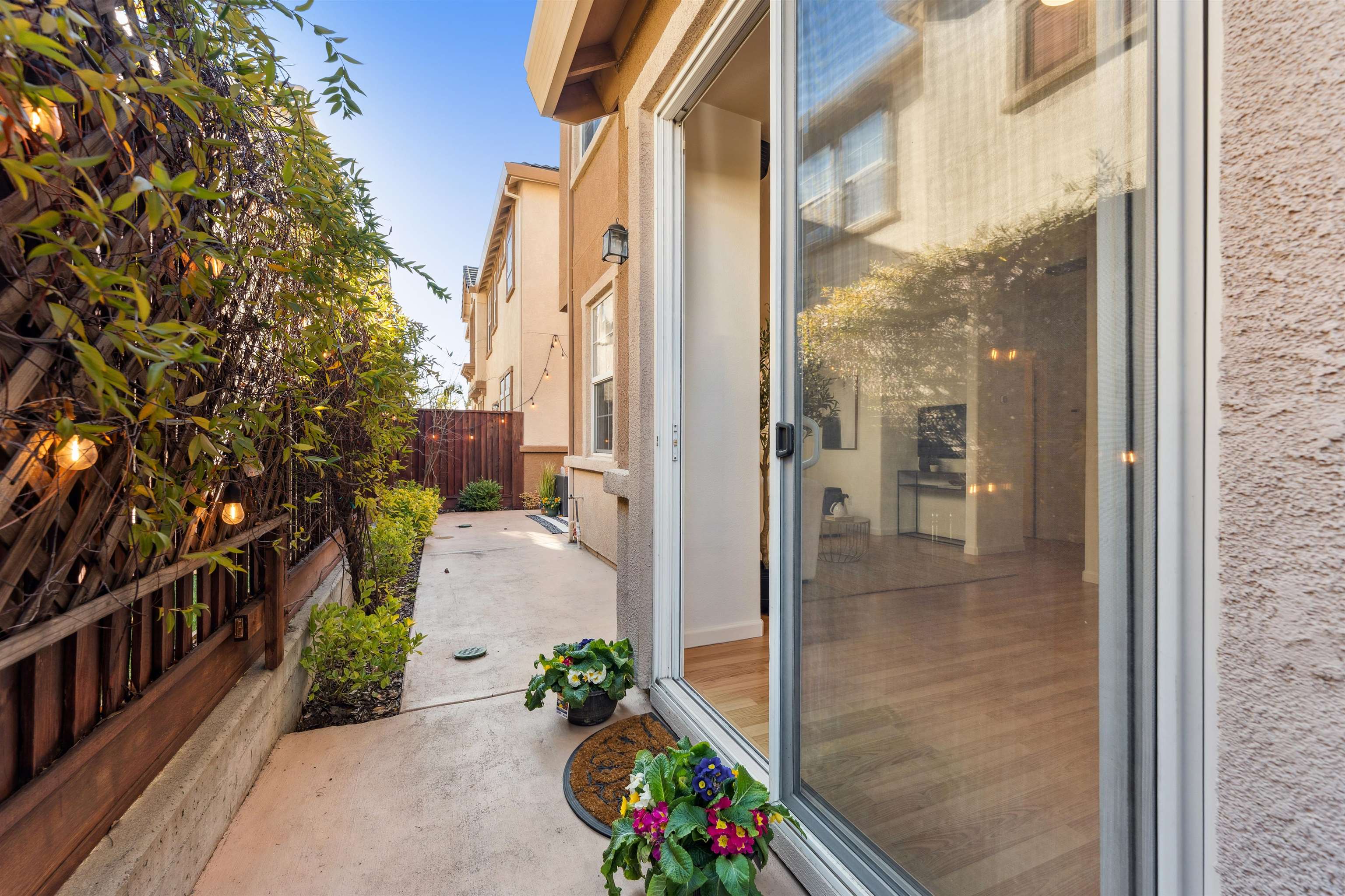 Detail Gallery Image 25 of 29 For 3989 Strafford Ct, Dublin,  CA 94568 - 3 Beds | 2/1 Baths