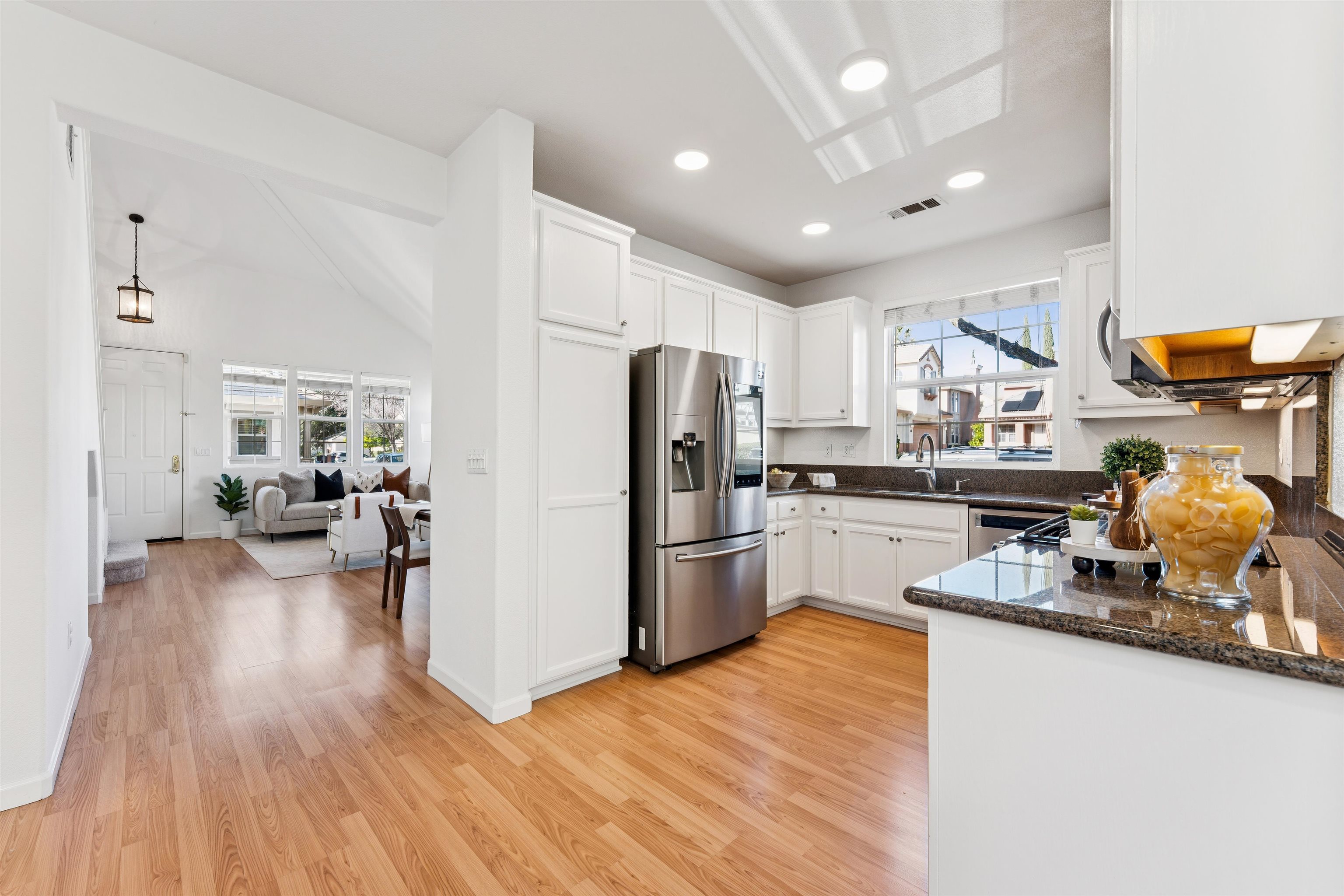 Detail Gallery Image 6 of 29 For 3989 Strafford Ct, Dublin,  CA 94568 - 3 Beds | 2/1 Baths