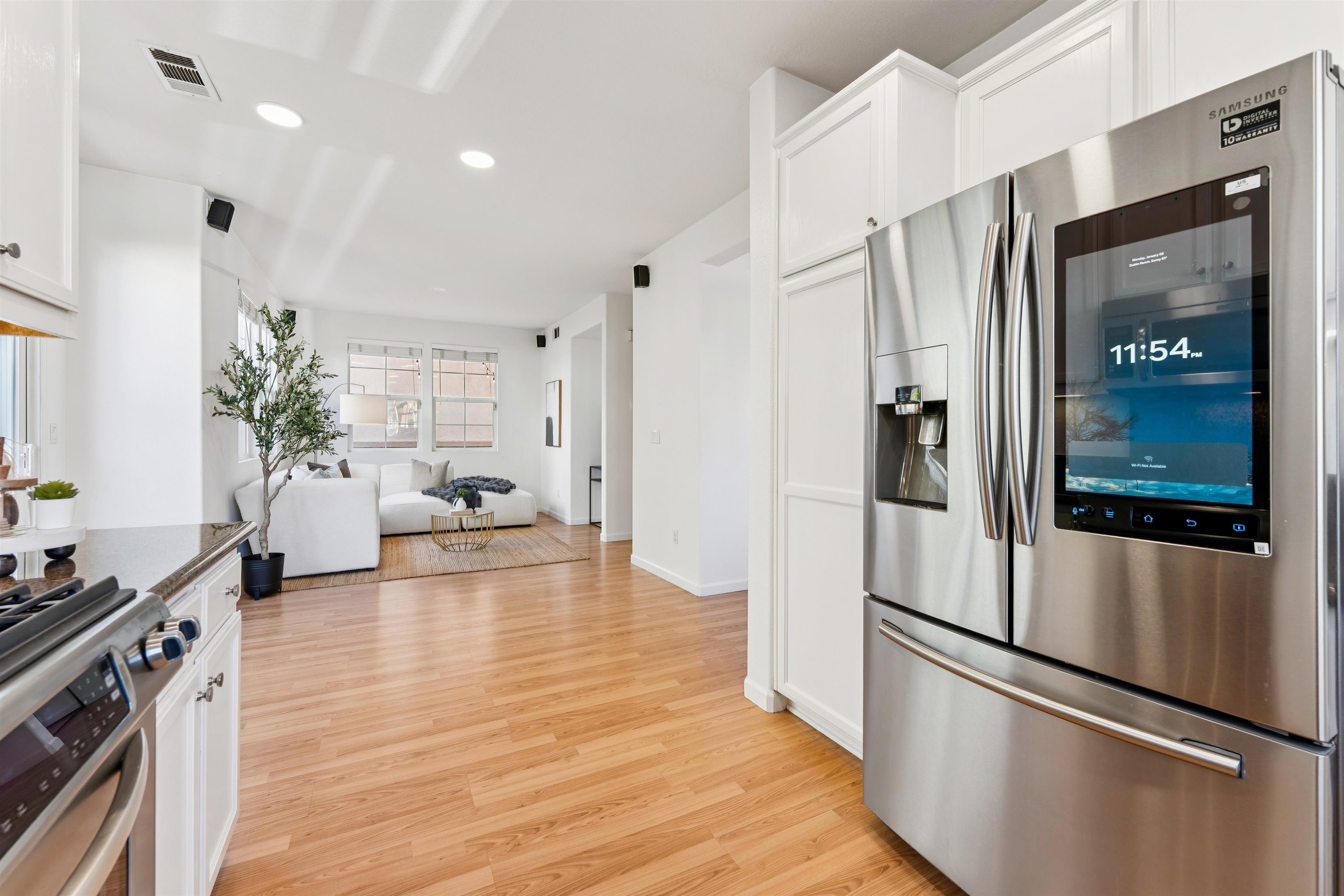 Detail Gallery Image 7 of 29 For 3989 Strafford Ct, Dublin,  CA 94568 - 3 Beds | 2/1 Baths