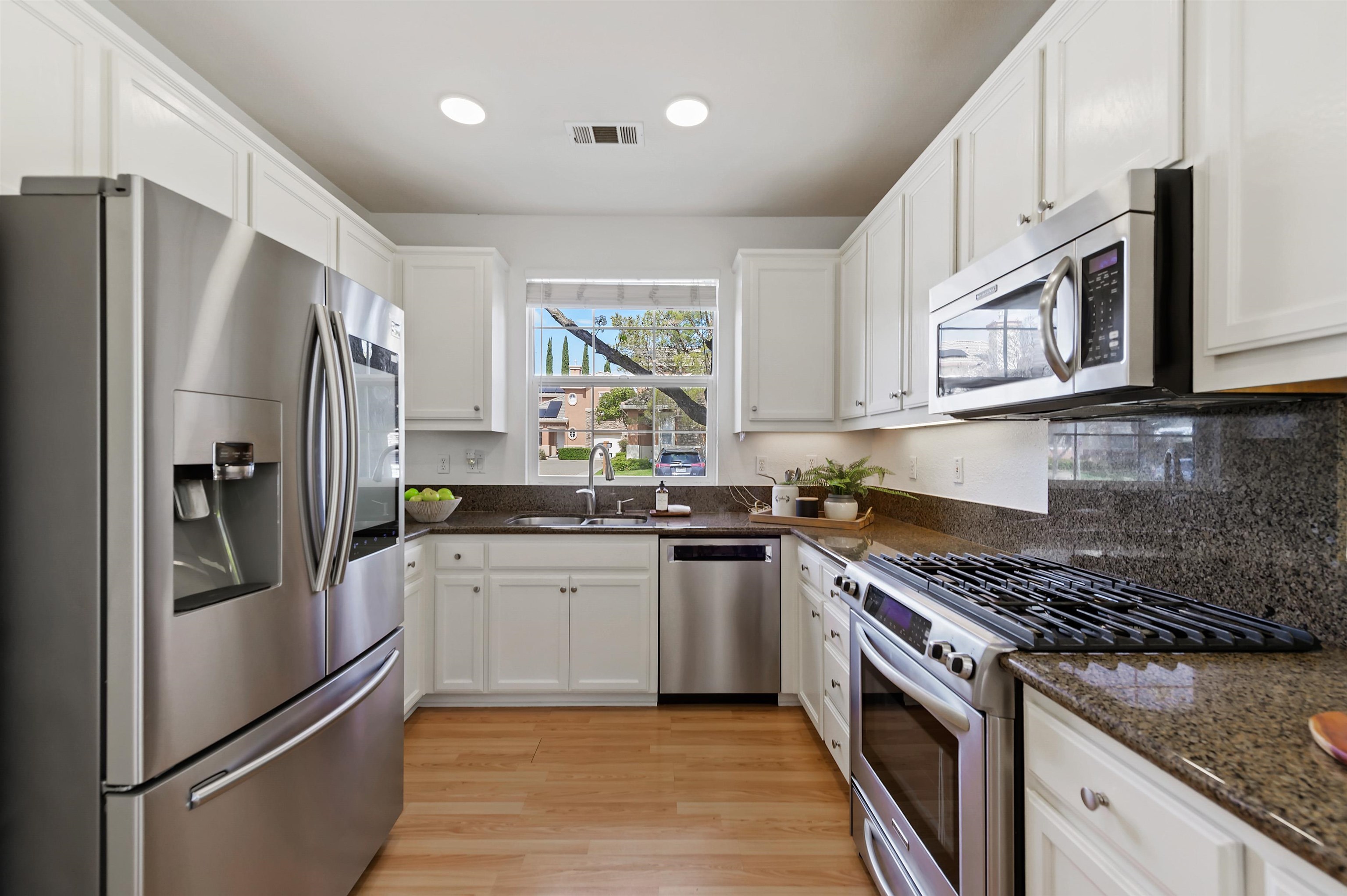 Detail Gallery Image 7 of 30 For 3989 Strafford Ct, Dublin,  CA 94568 - 3 Beds | 2/1 Baths
