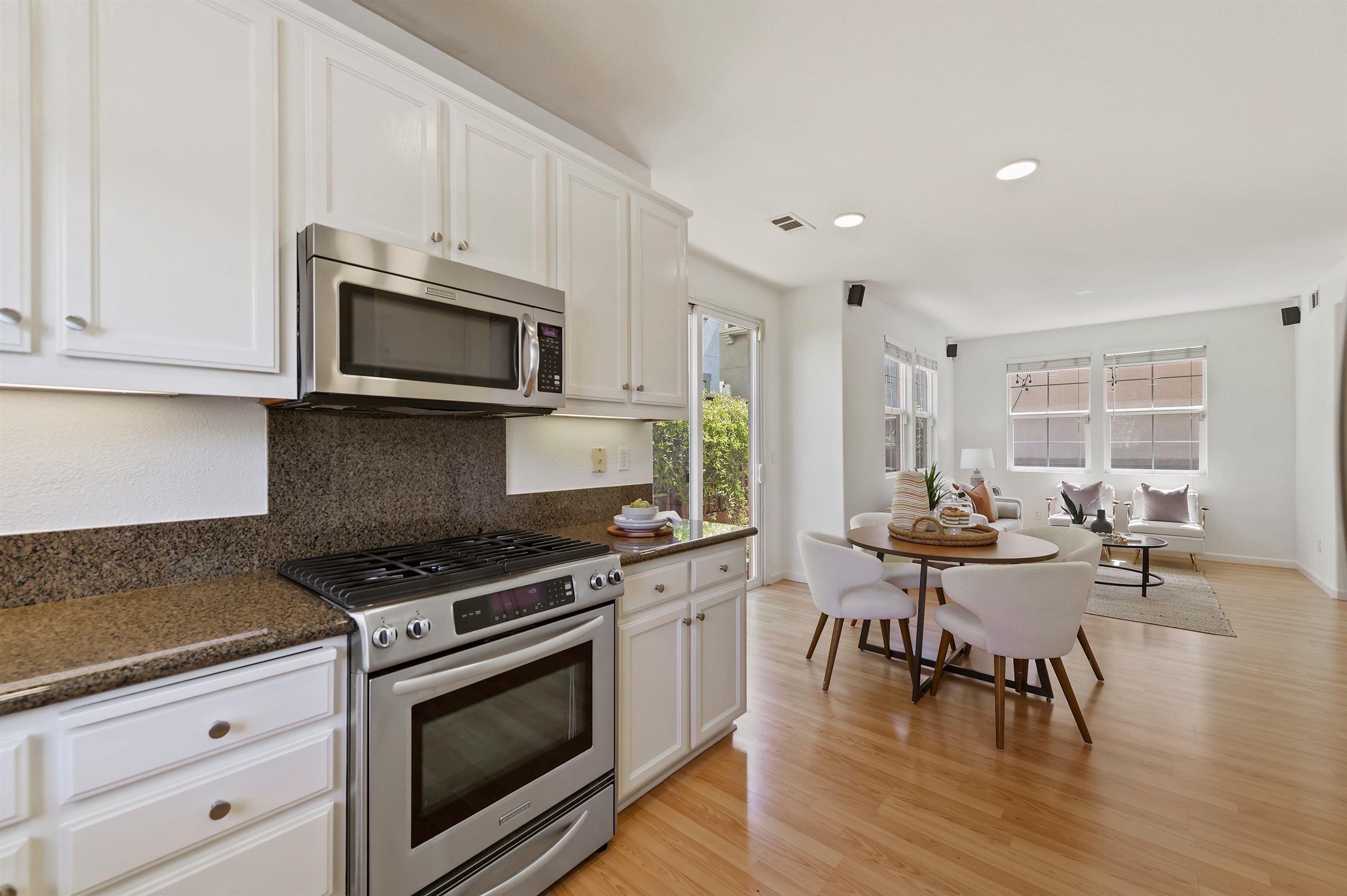 Detail Gallery Image 8 of 30 For 3989 Strafford Ct, Dublin,  CA 94568 - 3 Beds | 2/1 Baths
