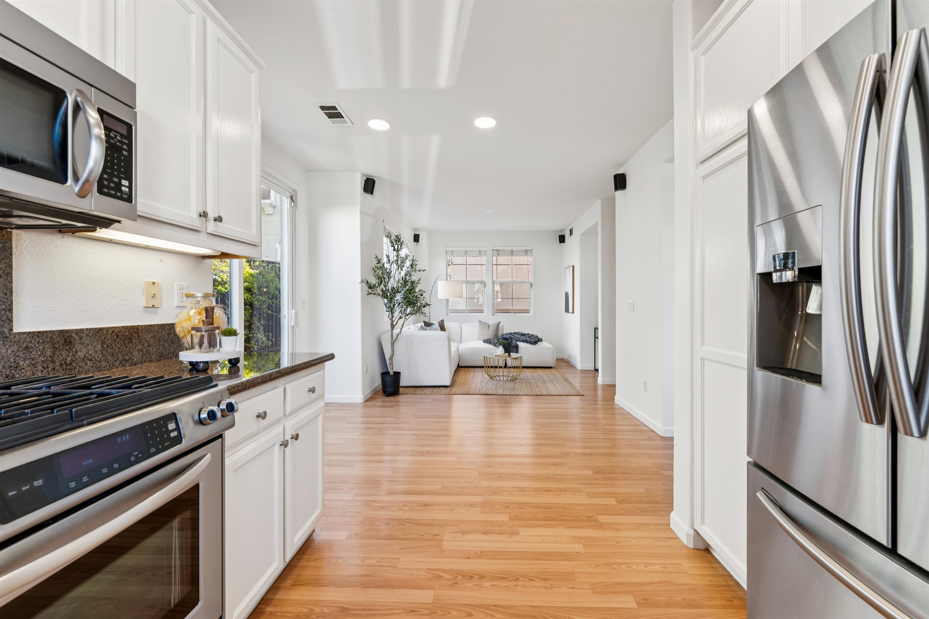 Detail Gallery Image 8 of 29 For 3989 Strafford Ct, Dublin,  CA 94568 - 3 Beds | 2/1 Baths