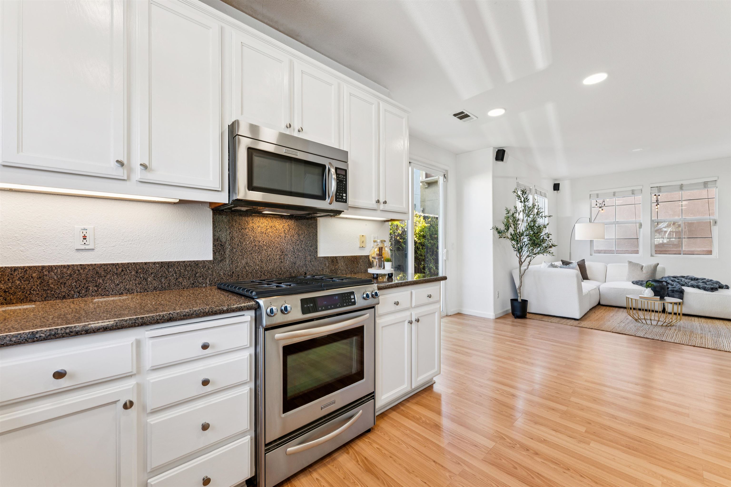 Detail Gallery Image 9 of 29 For 3989 Strafford Ct, Dublin,  CA 94568 - 3 Beds | 2/1 Baths