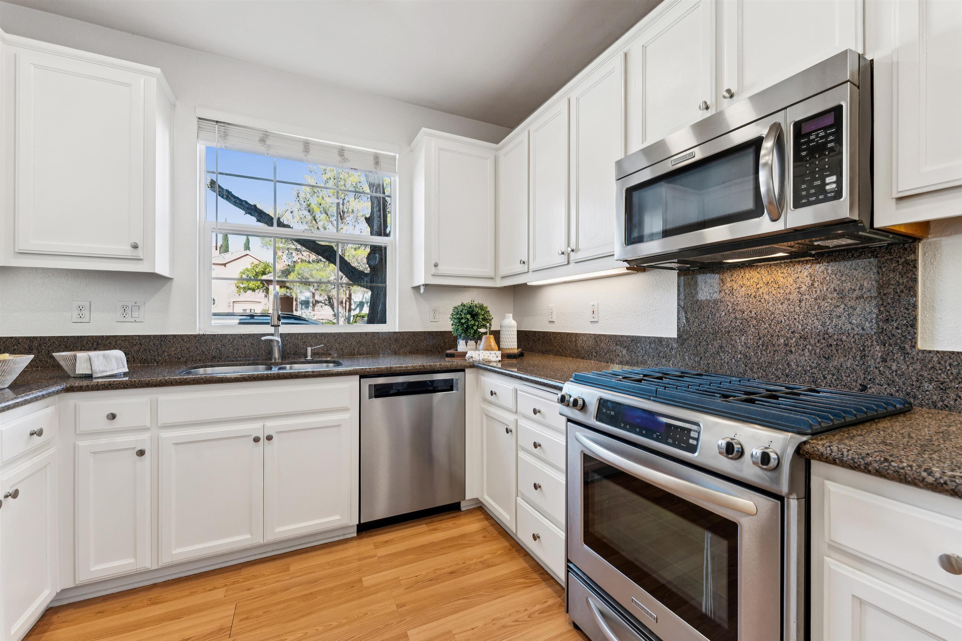 Detail Gallery Image 10 of 29 For 3989 Strafford Ct, Dublin,  CA 94568 - 3 Beds | 2/1 Baths