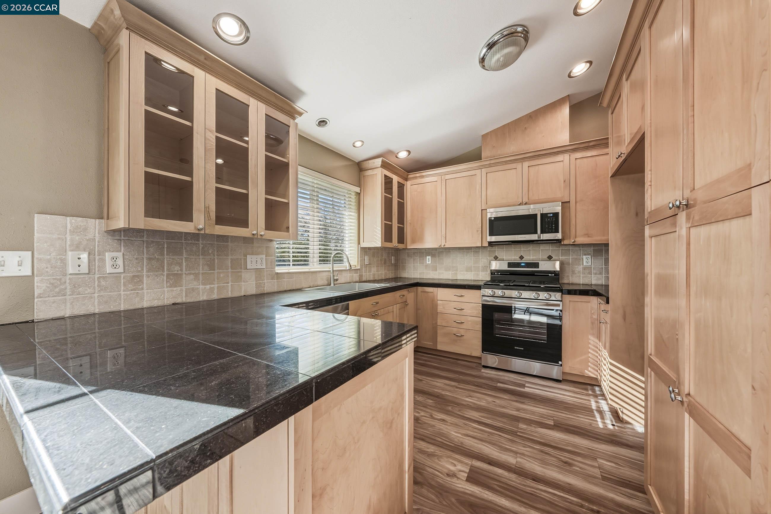 Detail Gallery Image 16 of 29 For 18357 Deer Hill Rd, Hidden Valley Lake,  CA 95467 - 3 Beds | 2 Baths