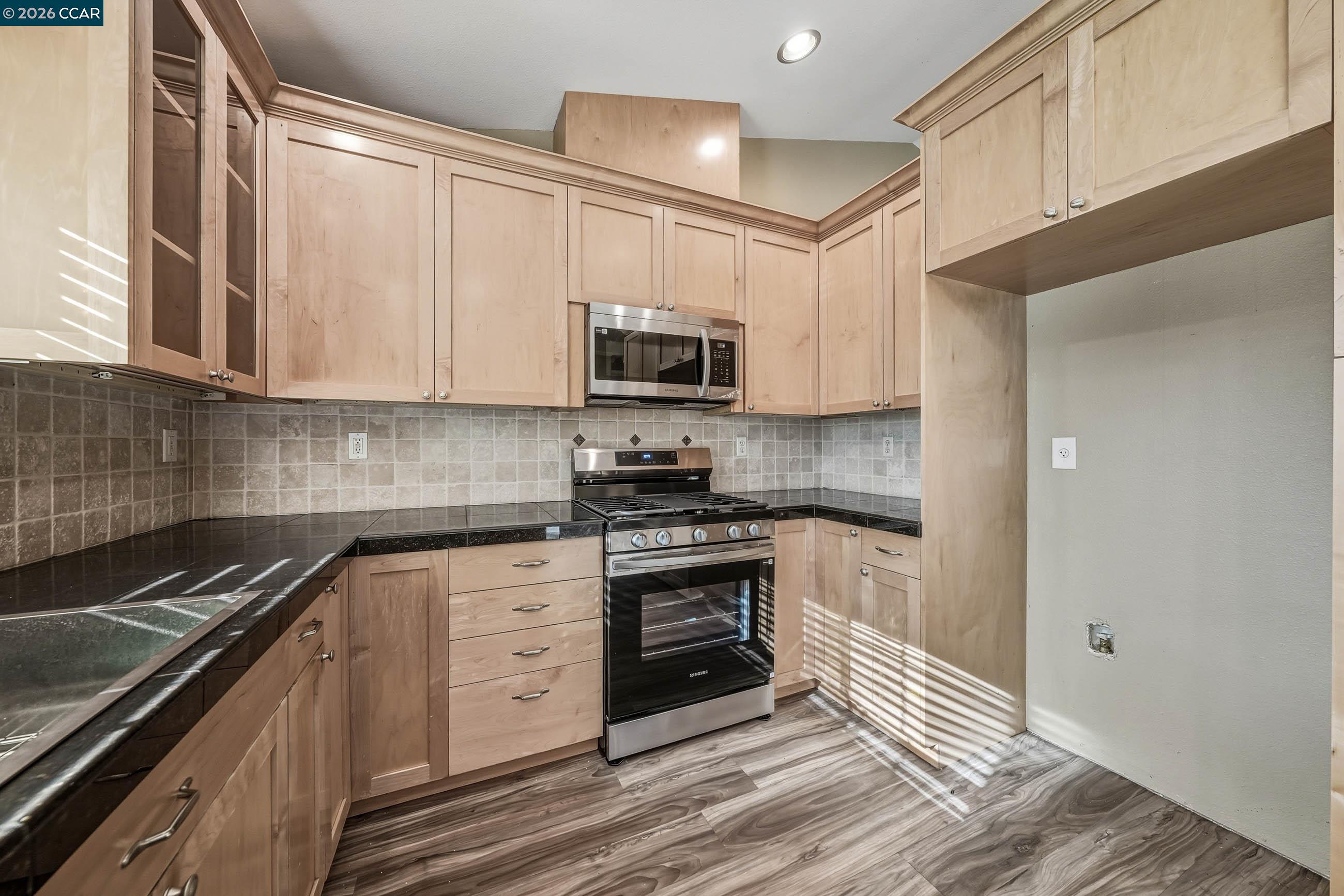 Detail Gallery Image 18 of 29 For 18357 Deer Hill Rd, Hidden Valley Lake,  CA 95467 - 3 Beds | 2 Baths