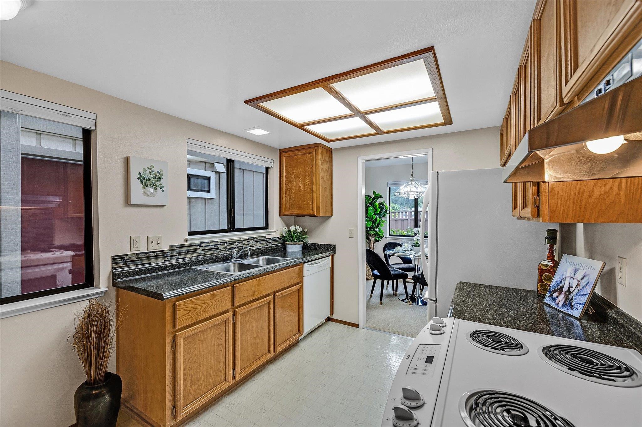 Detail Gallery Image 5 of 30 For 18944 Sara Park Cir, Saratoga,  CA 95070 - 2 Beds | 2 Baths