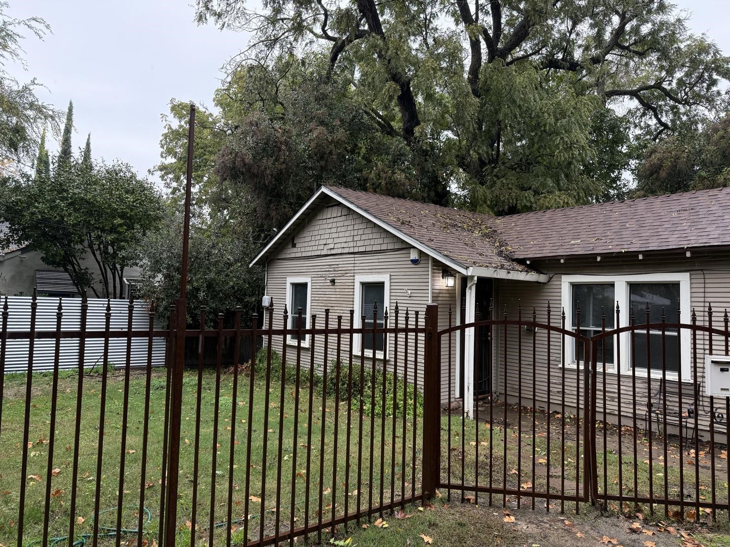 Detail Gallery Image 2 of 12 For 3249 B St, Sacramento,  CA 95816 - 2 Beds | 1 Baths