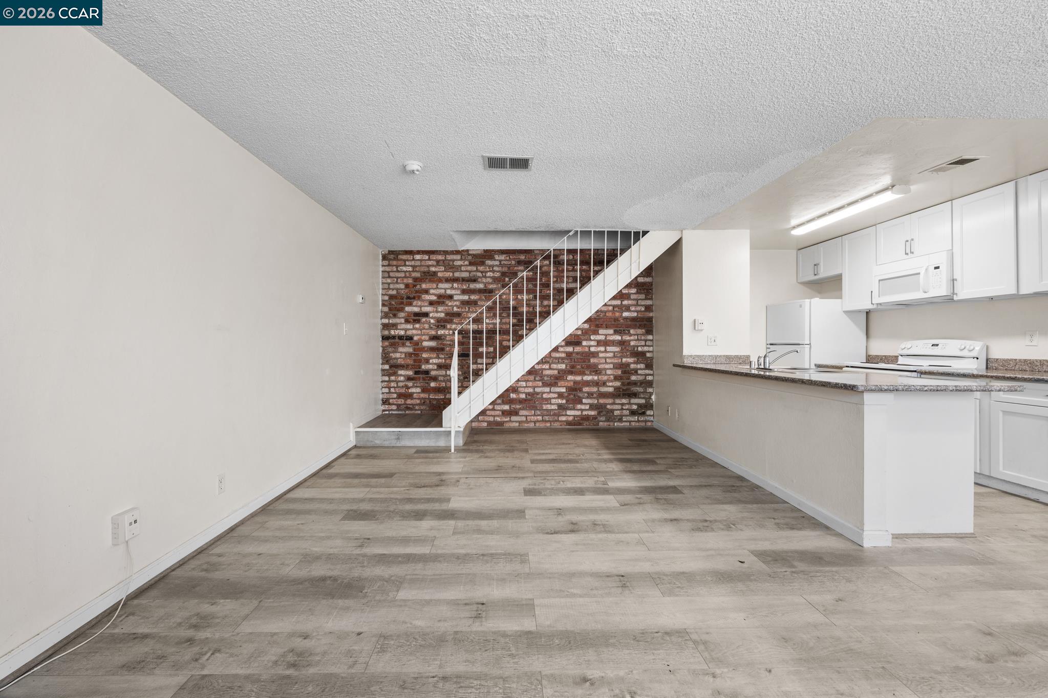 Photo #3: 41121901 Listing: Photo #3