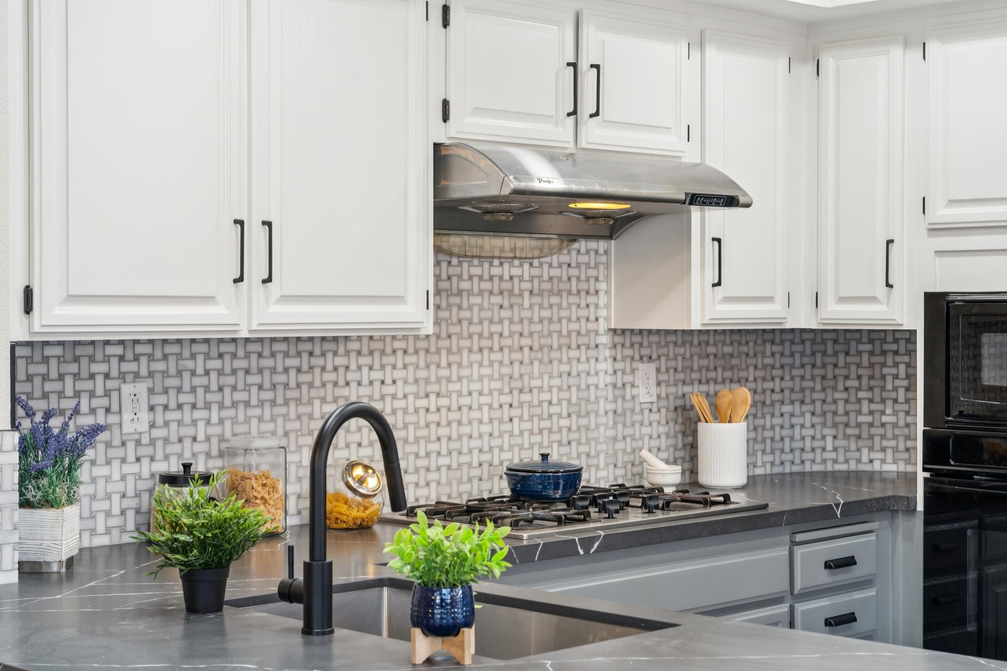 Detail Gallery Image 18 of 59 For 18 Applegate Way, Alameda,  CA 94502 - 5 Beds | 3 Baths