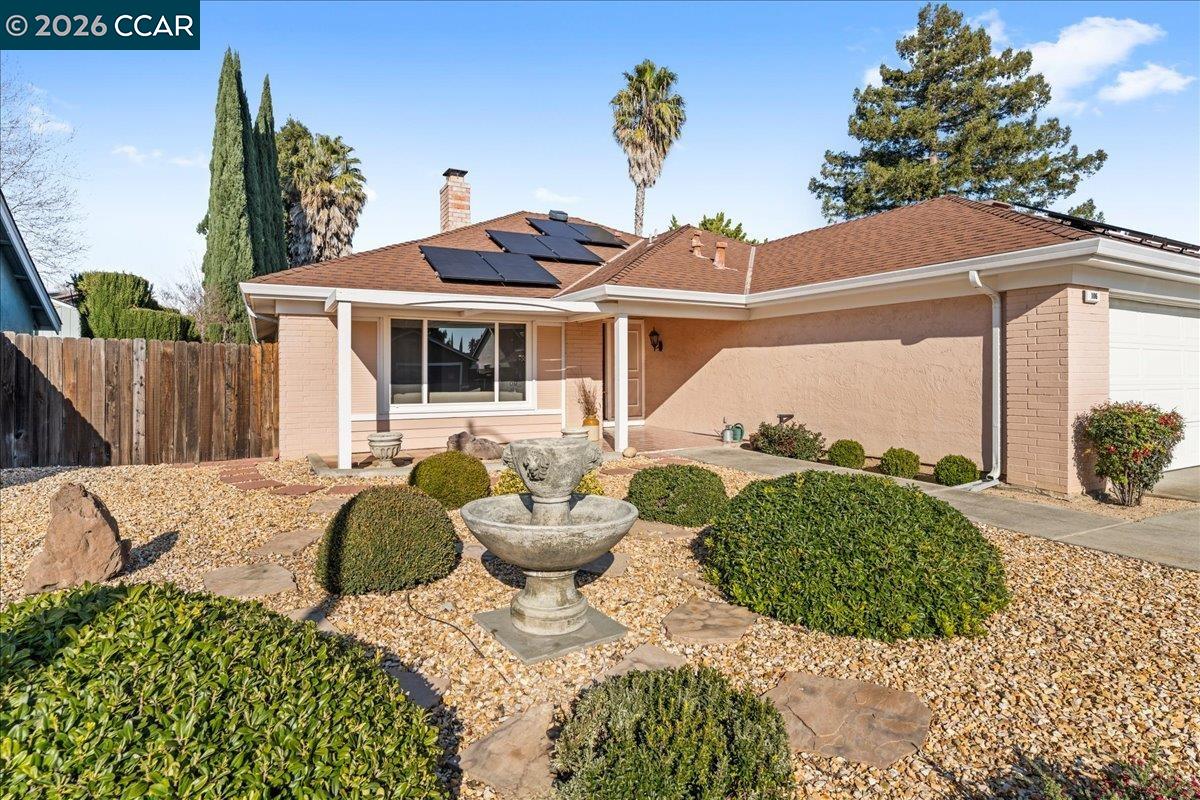 Detail Gallery Image 2 of 42 For 106 Oakmeade Ct, Vacaville,  CA 95687 - 3 Beds | 2 Baths