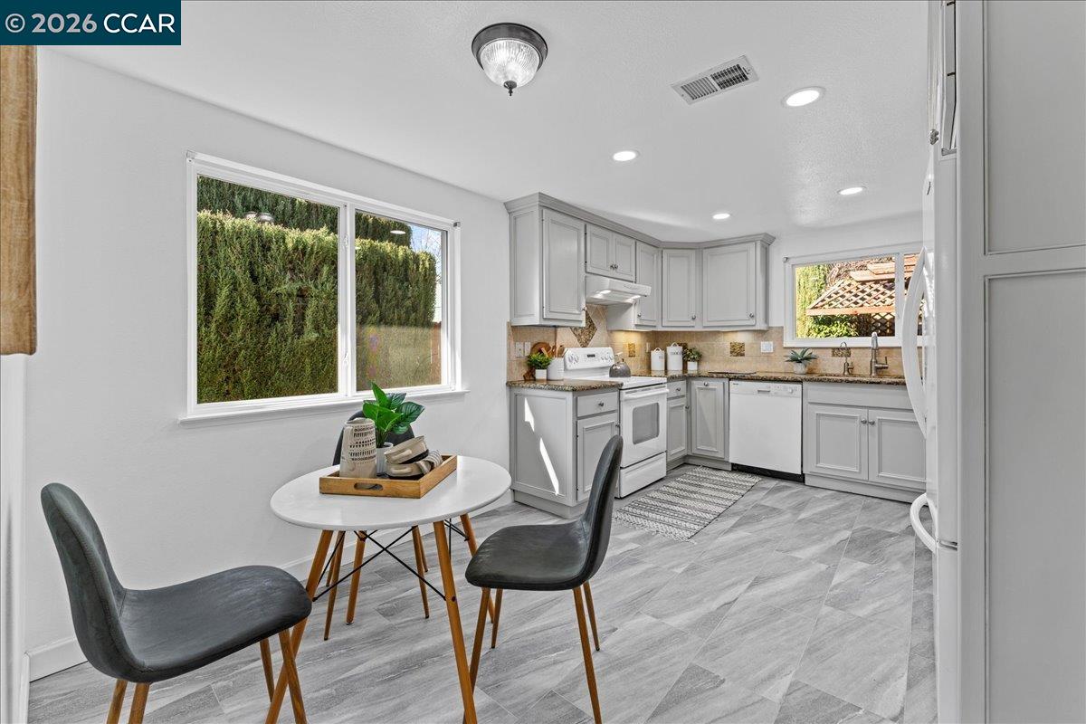 Detail Gallery Image 11 of 42 For 106 Oakmeade Ct, Vacaville,  CA 95687 - 3 Beds | 2 Baths