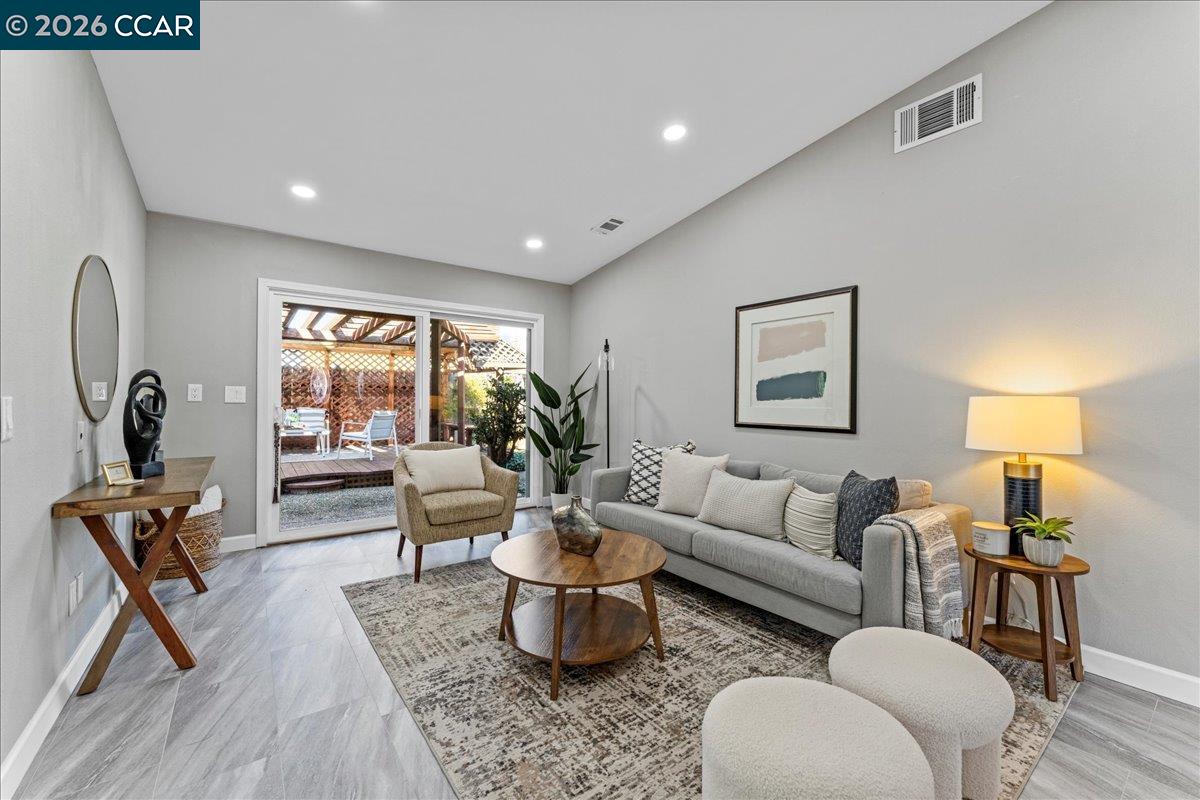 Detail Gallery Image 16 of 42 For 106 Oakmeade Ct, Vacaville,  CA 95687 - 3 Beds | 2 Baths