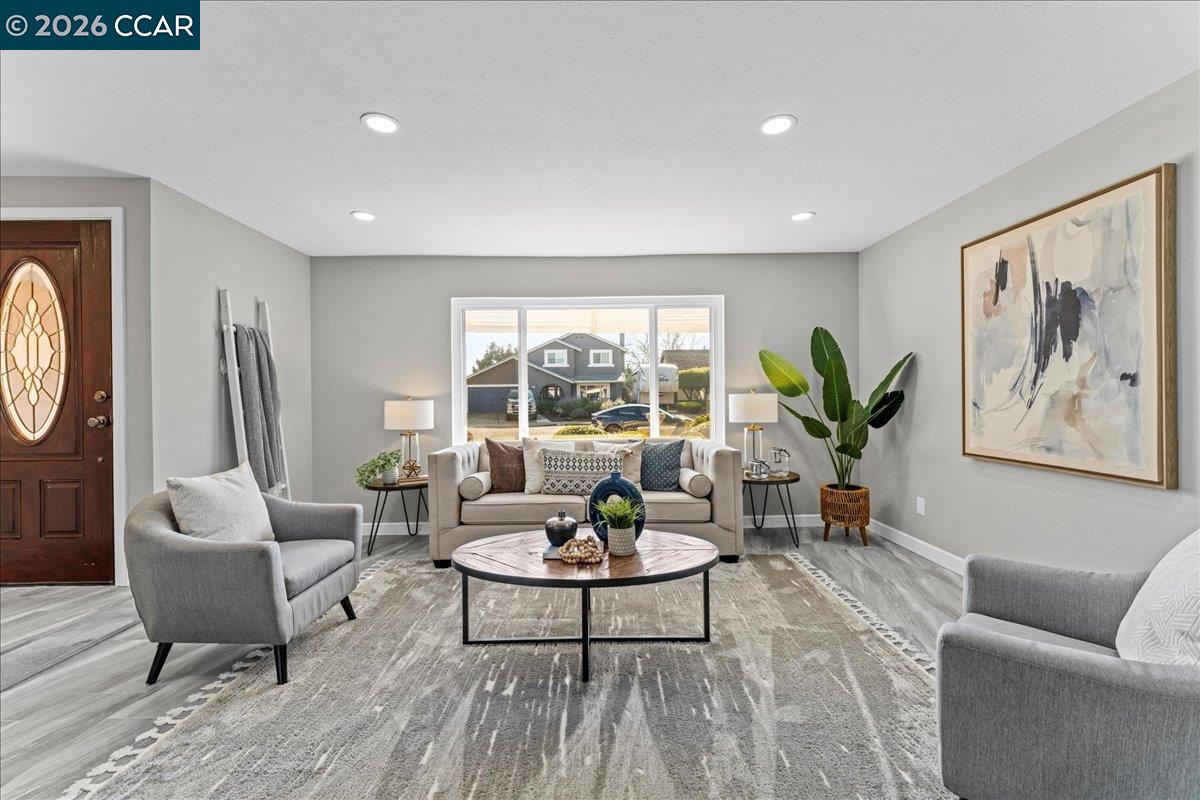 Detail Gallery Image 4 of 42 For 106 Oakmeade Ct, Vacaville,  CA 95687 - 3 Beds | 2 Baths