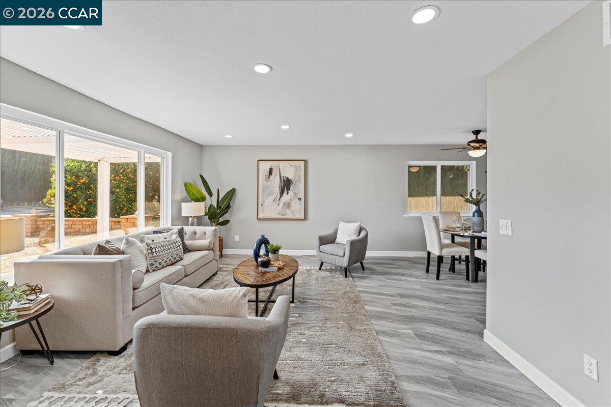 Detail Gallery Image 5 of 42 For 106 Oakmeade Ct, Vacaville,  CA 95687 - 3 Beds | 2 Baths