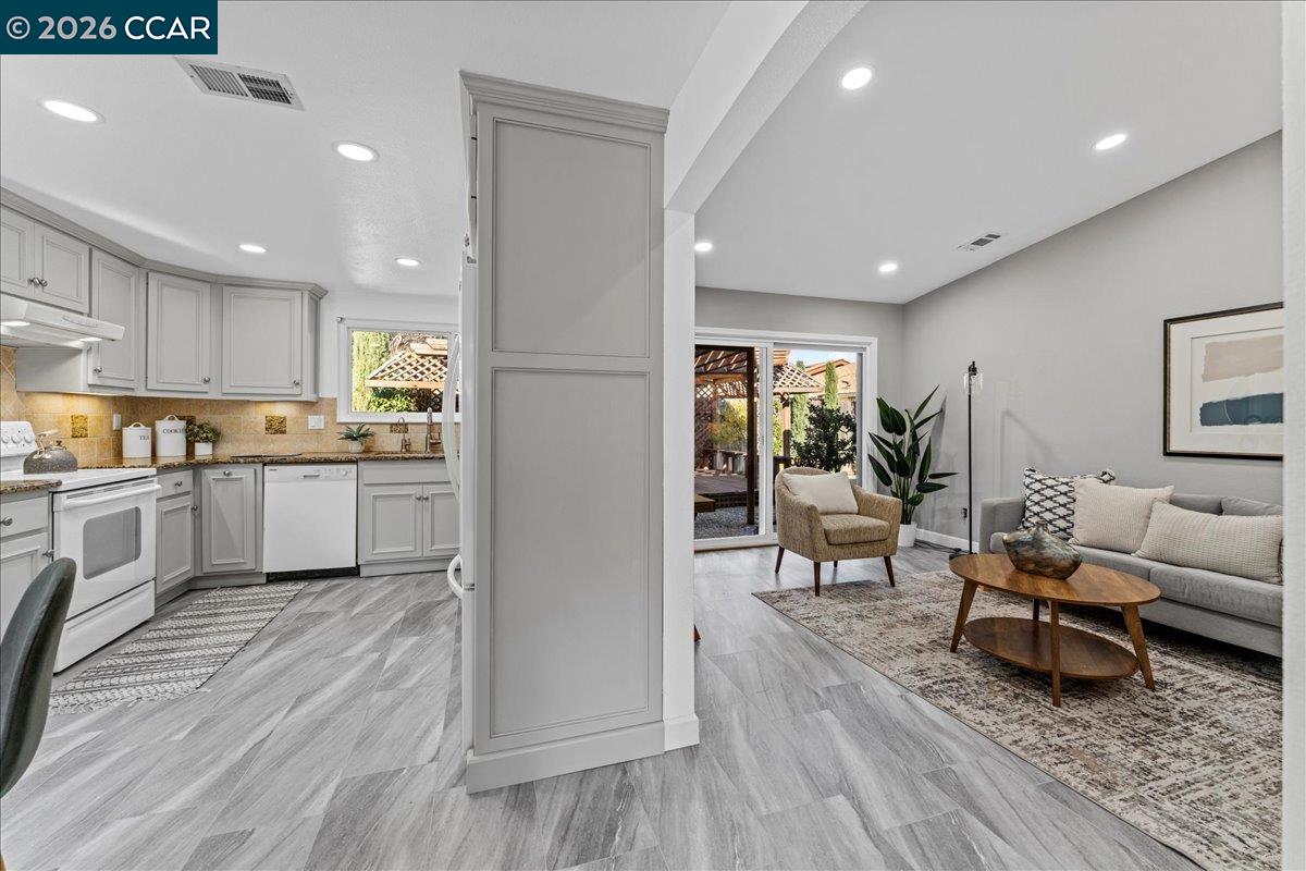 Detail Gallery Image 8 of 42 For 106 Oakmeade Ct, Vacaville,  CA 95687 - 3 Beds | 2 Baths