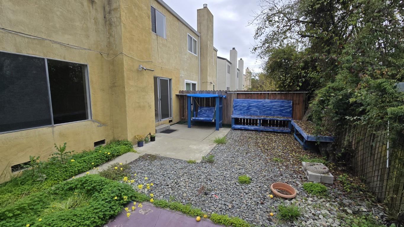 Detail Gallery Image 3 of 15 For 25321 Ironwood Ct, Hayward,  CA 94545 - 3 Beds | 2/1 Baths