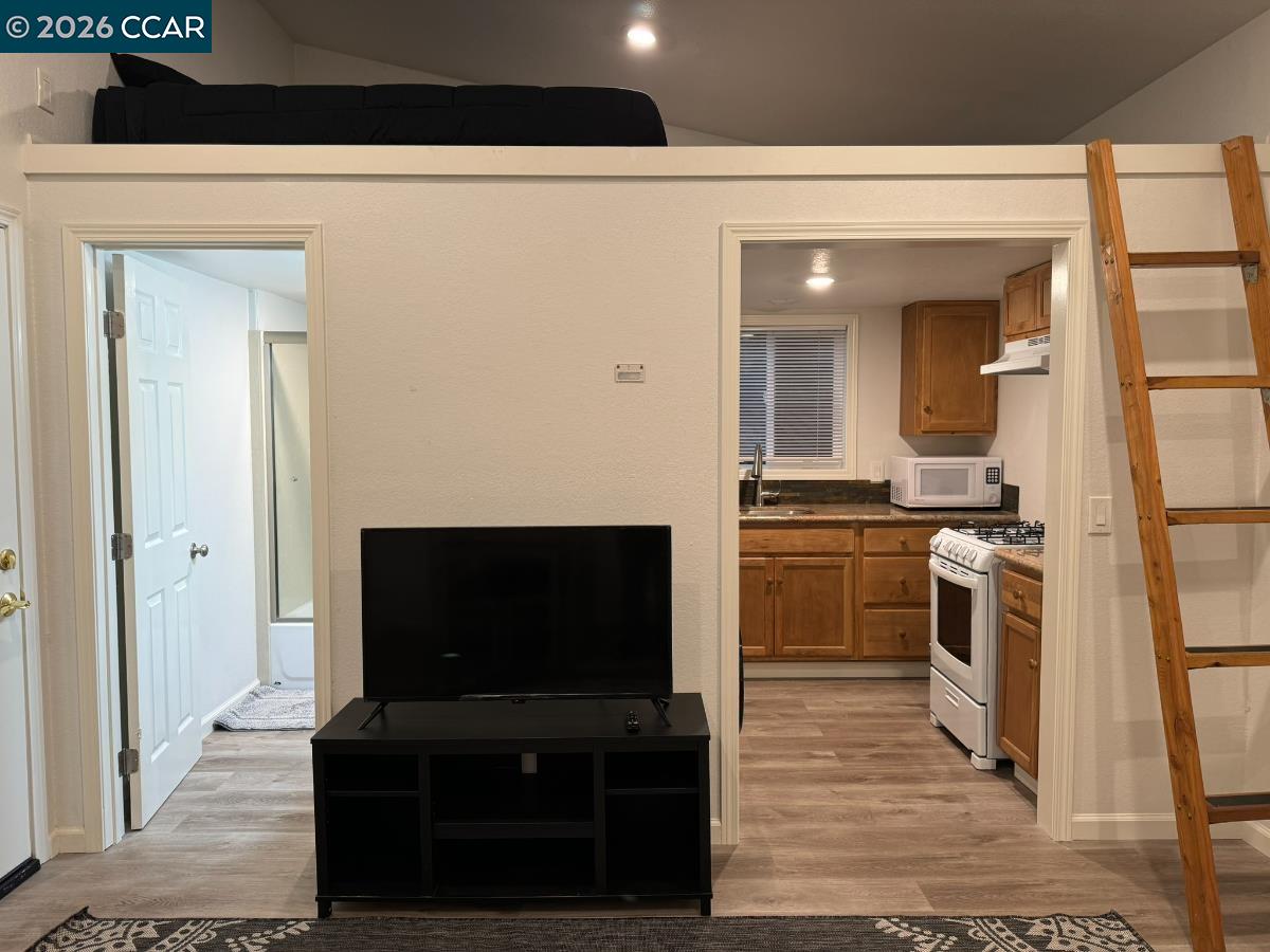 Detail Gallery Image 2 of 13 For Adu,  Oakland,  CA 94605-1835 - 1 Beds | 1 Baths