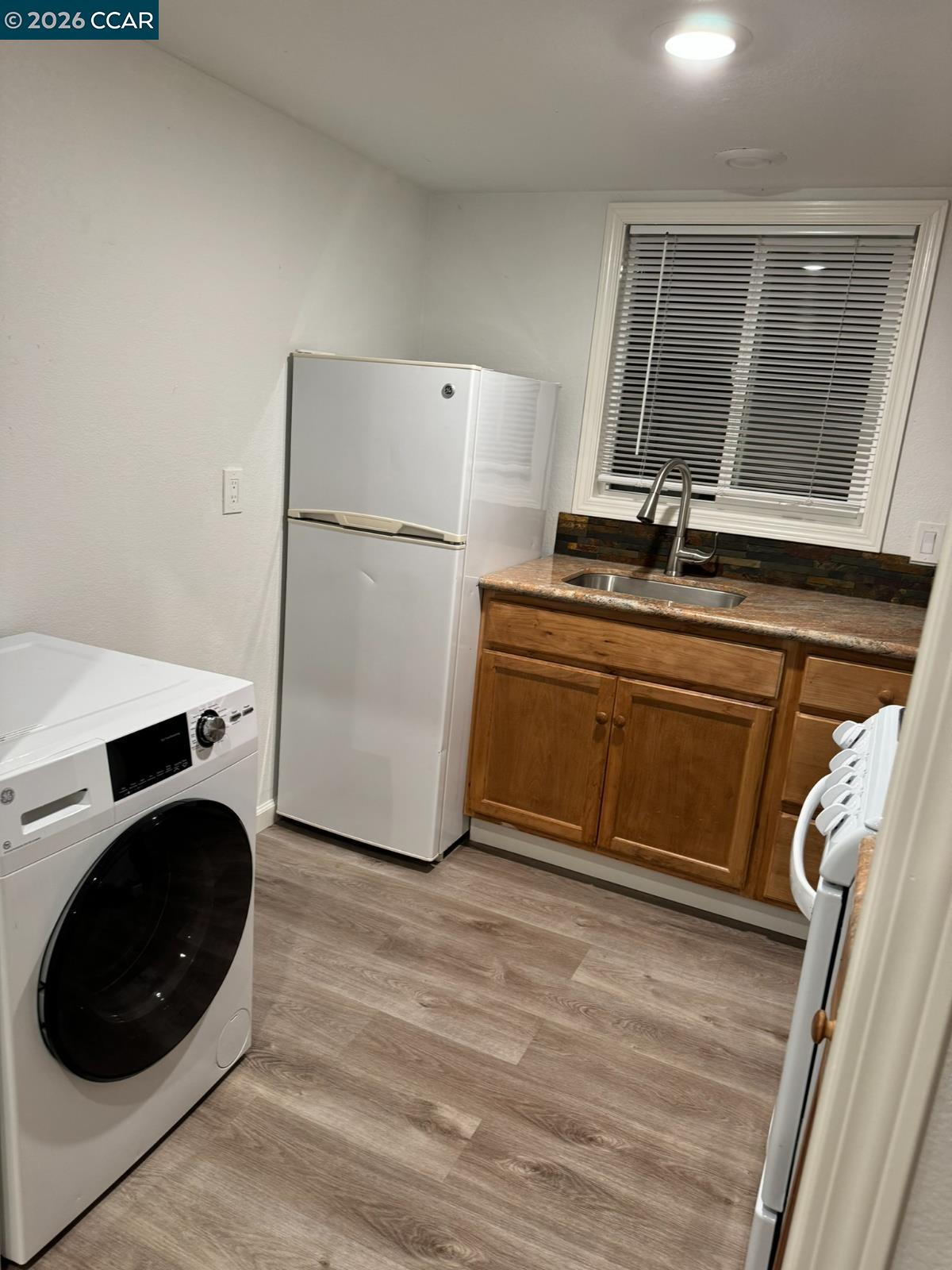 Detail Gallery Image 11 of 13 For Adu,  Oakland,  CA 94605-1835 - 1 Beds | 1 Baths