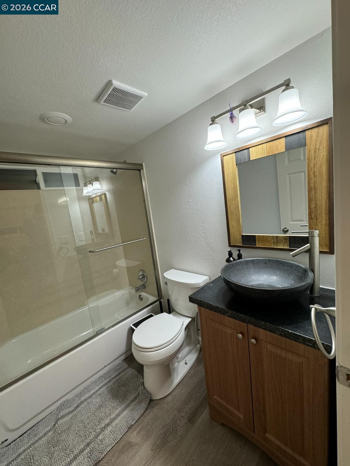 Detail Gallery Image 4 of 13 For Adu,  Oakland,  CA 94605-1835 - 1 Beds | 1 Baths