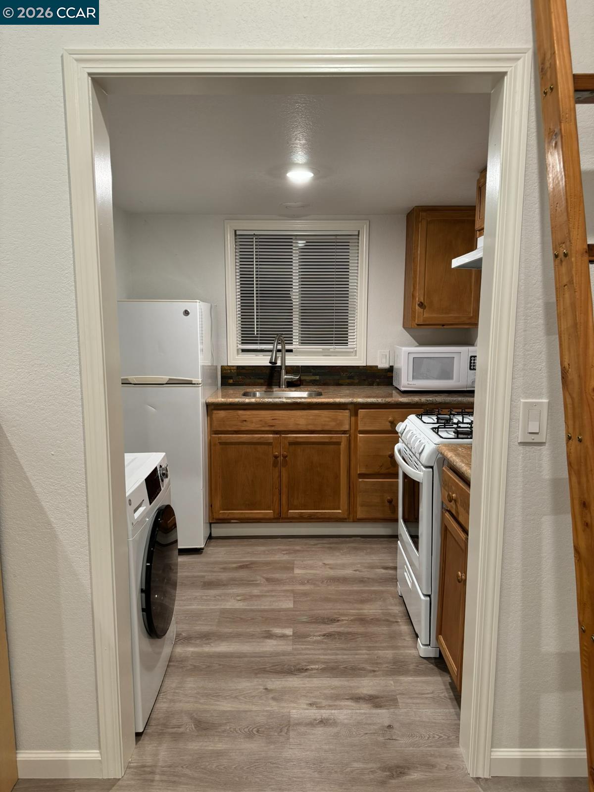 Detail Gallery Image 6 of 13 For Adu,  Oakland,  CA 94605-1835 - 1 Beds | 1 Baths