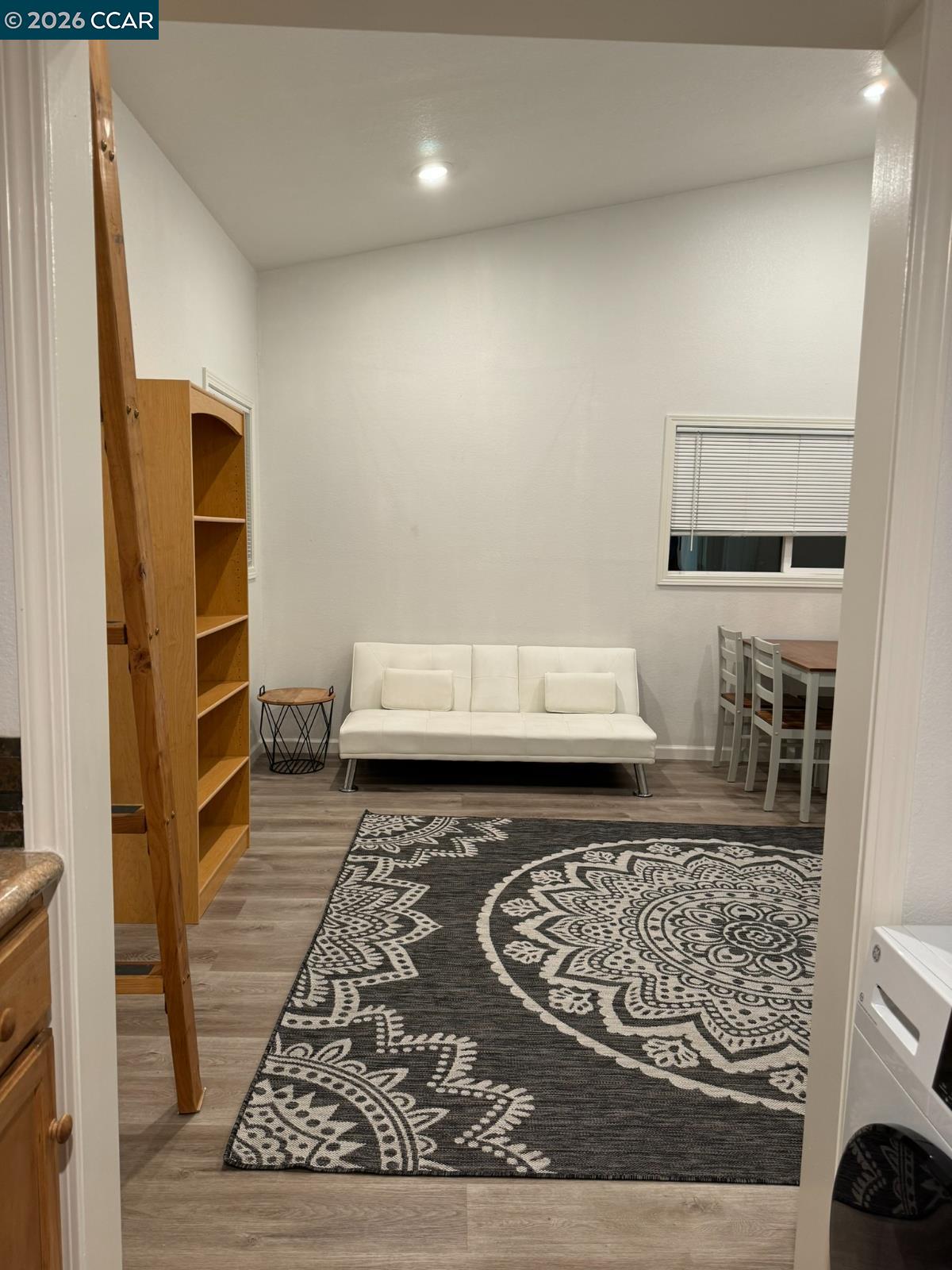 Detail Gallery Image 8 of 13 For Adu,  Oakland,  CA 94605-1835 - 1 Beds | 1 Baths