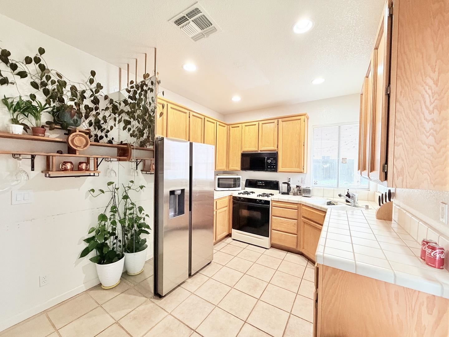 Detail Gallery Image 9 of 23 For 2054 Ajay Dr, Roseville,  CA 95678 - 3 Beds | 2 Baths