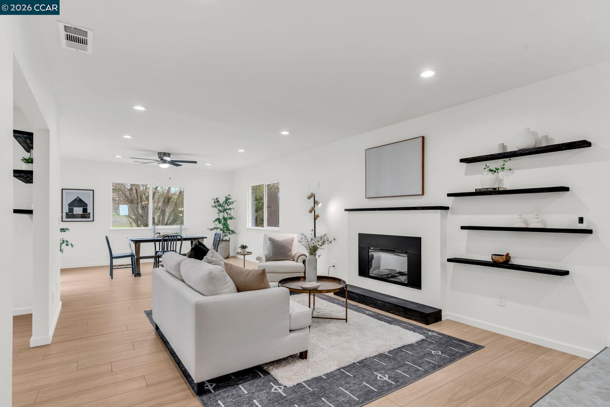 Detail Gallery Image 5 of 37 For 1866 Elkwood Dr, Concord,  CA 94519 - 3 Beds | 2 Baths