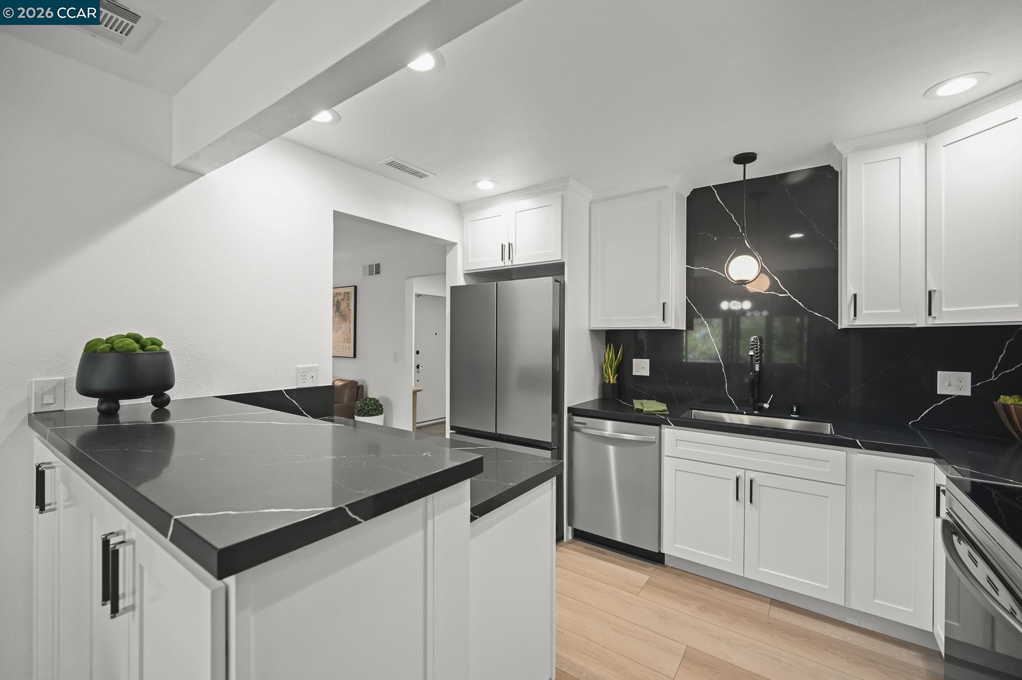 Photo #2: 41121985 Listing: Photo #2