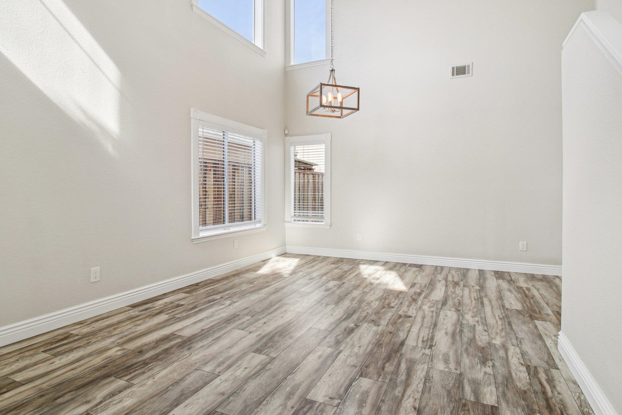 Detail Gallery Image 4 of 32 For 1559 Freed Cir, Pittsburg,  CA 94565 - 4 Beds | 2/1 Baths