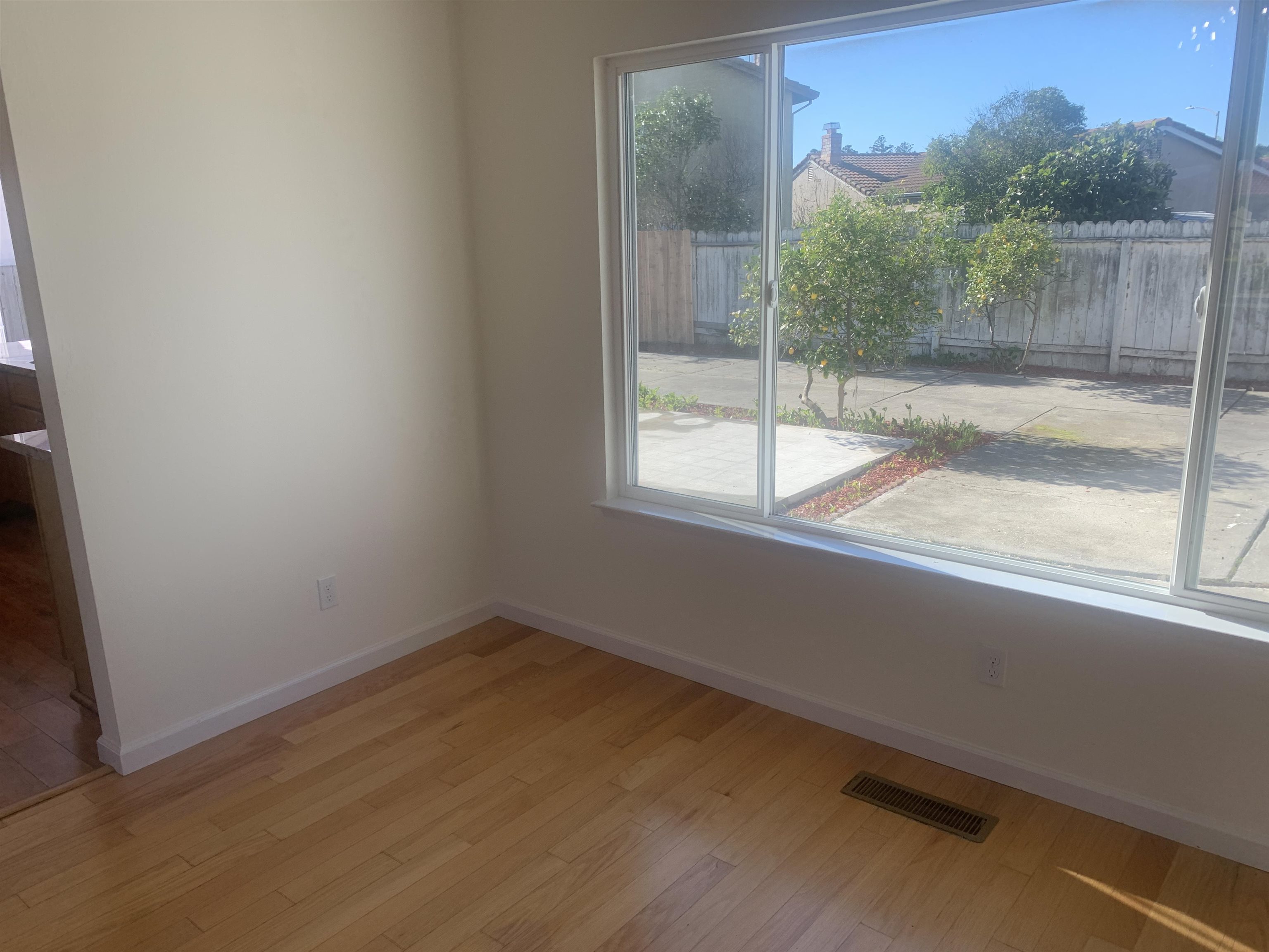 Detail Gallery Image 6 of 17 For 28339 Cabrini Dr, Hayward,  CA 94545 - 4 Beds | 2/1 Baths