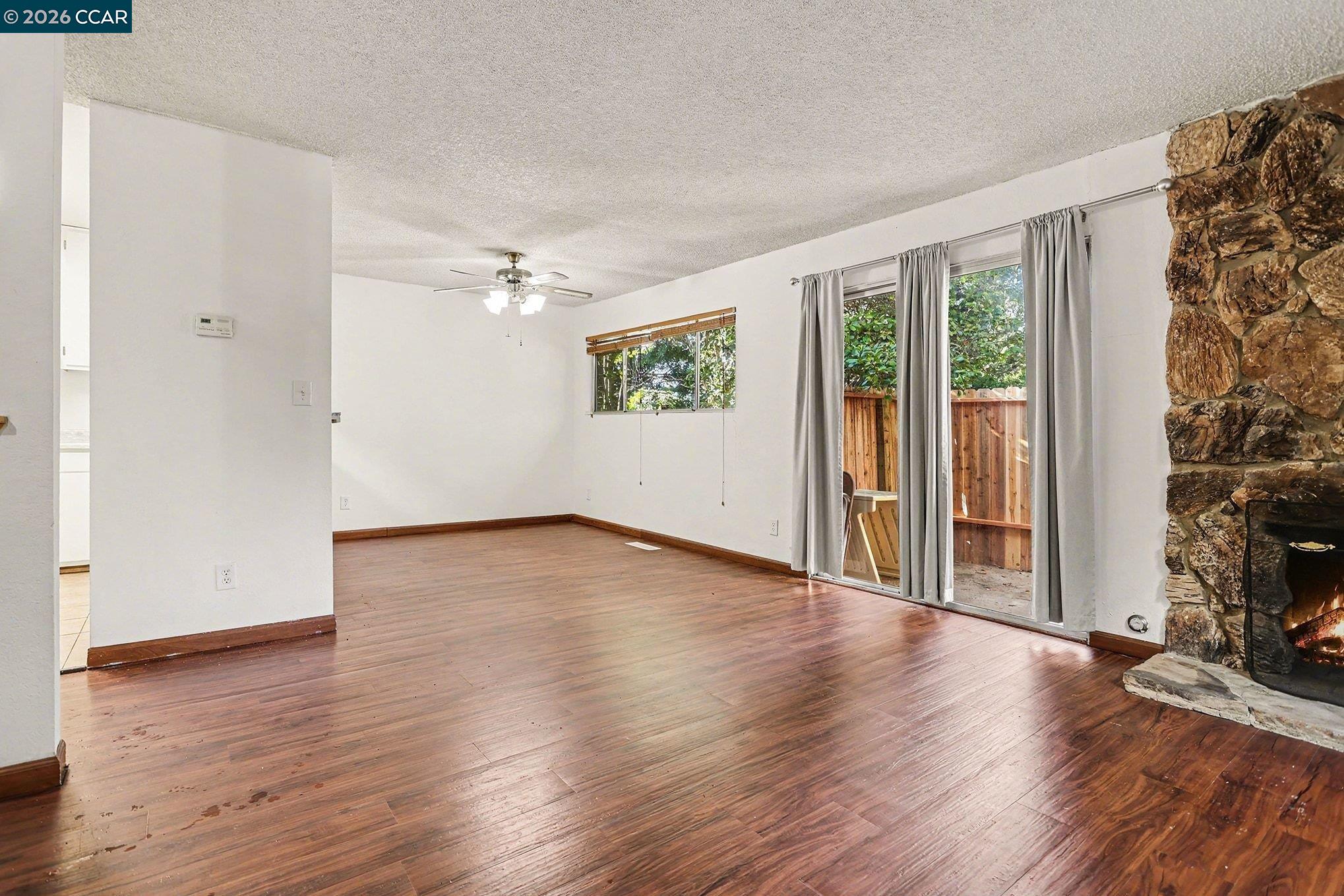 Detail Gallery Image 4 of 27 For 717 Beelard Dr, Vacaville,  CA 95687 - 2 Beds | 2 Baths