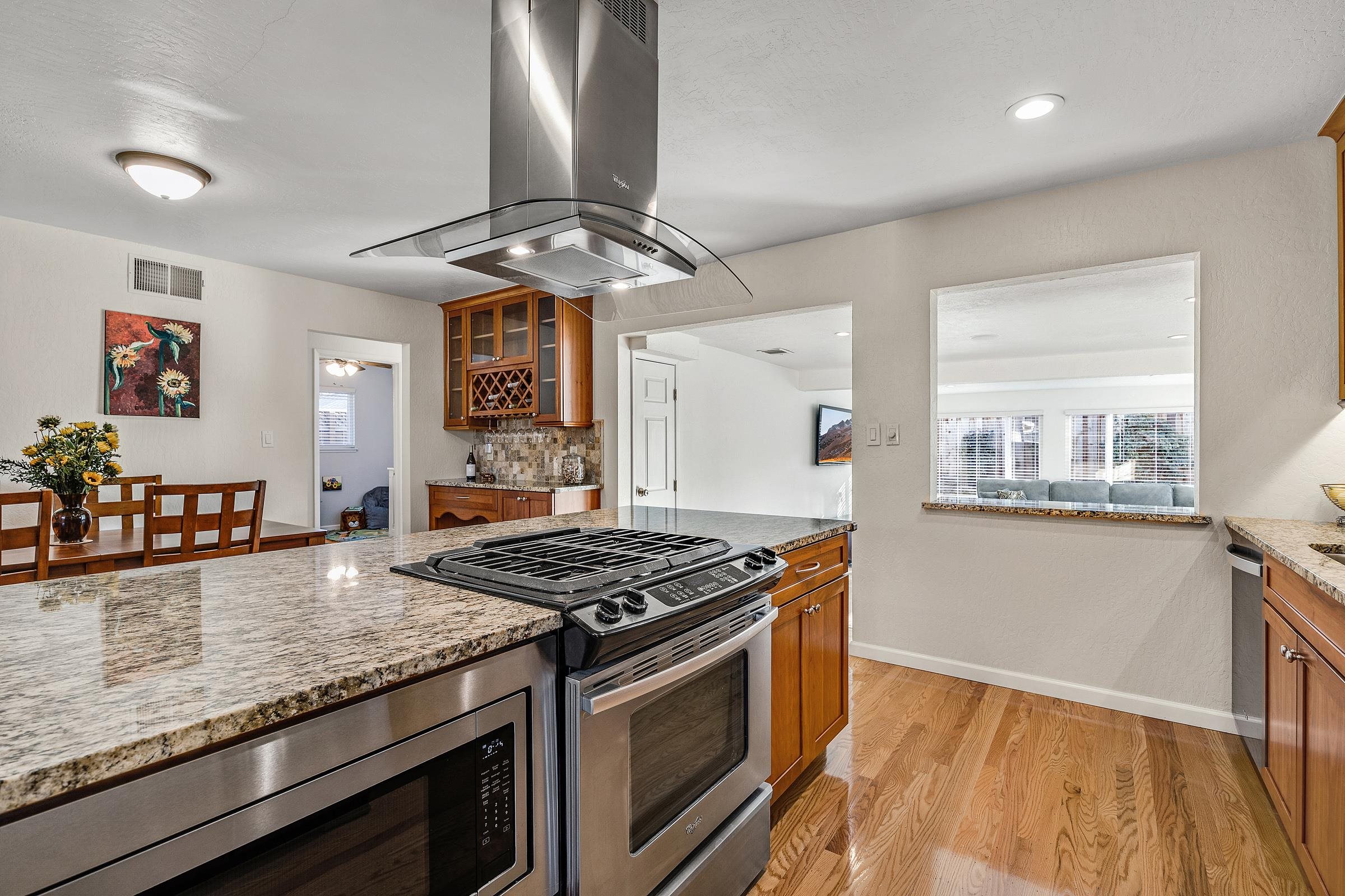 Detail Gallery Image 11 of 33 For 1009 Lisbon Avenue, Livermore,  CA 94550 - 3 Beds | 2 Baths