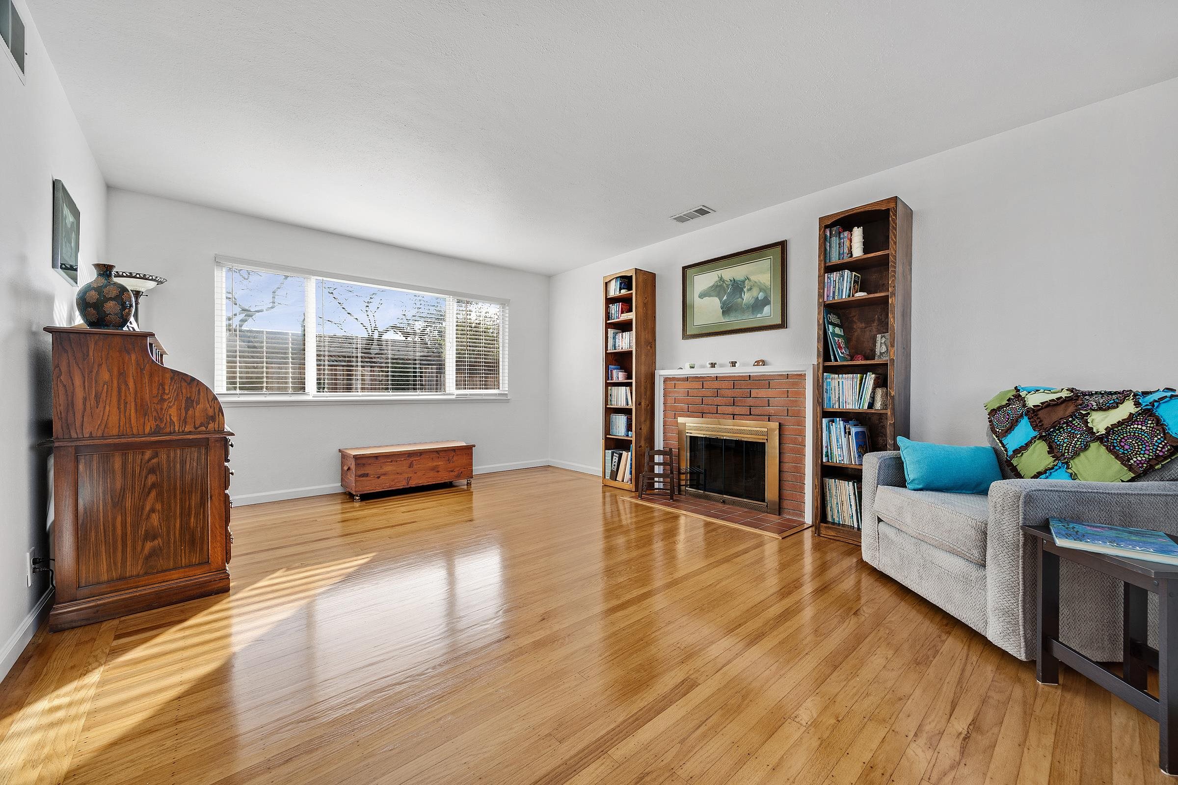 Detail Gallery Image 5 of 33 For 1009 Lisbon Avenue, Livermore,  CA 94550 - 3 Beds | 2 Baths