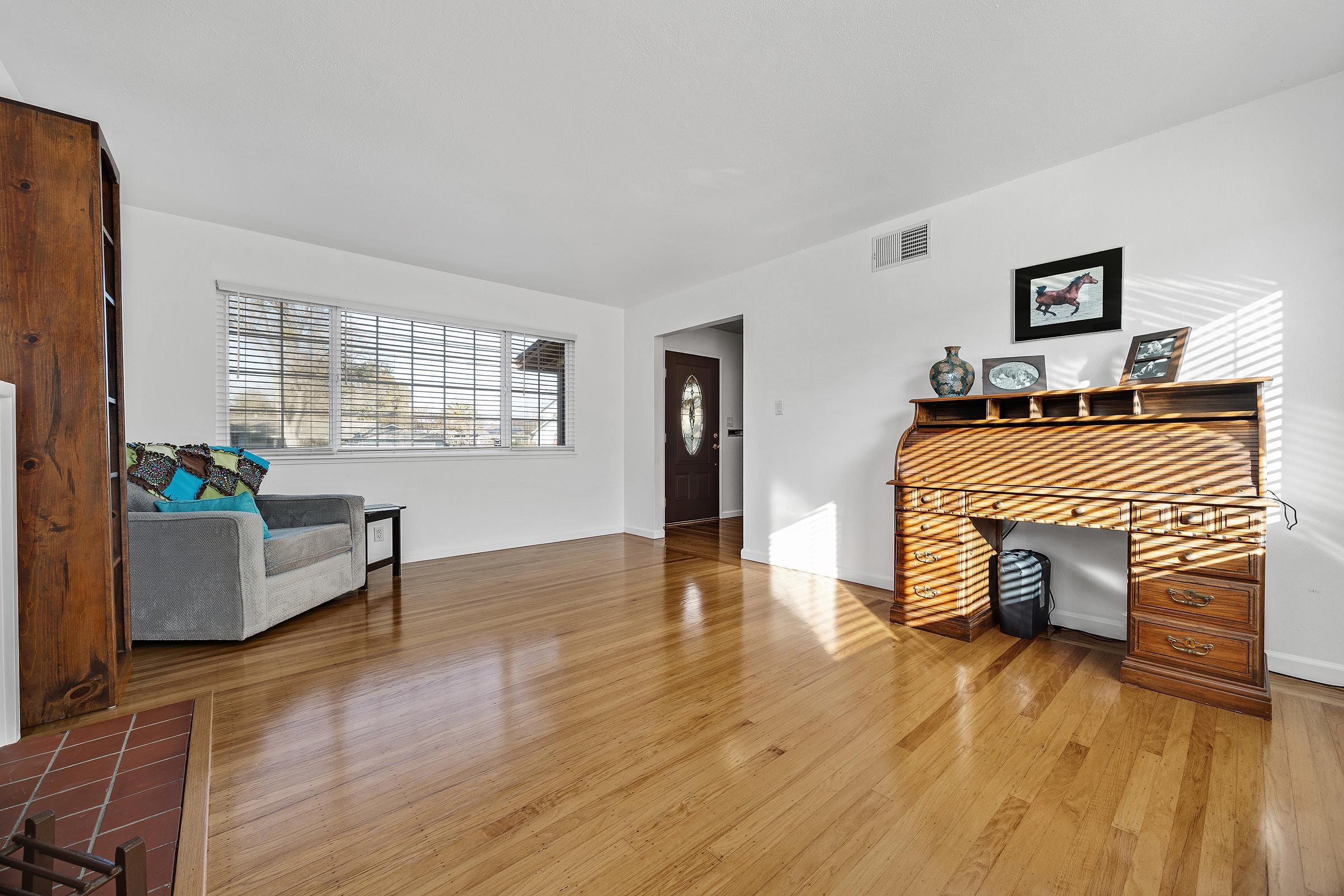 Detail Gallery Image 6 of 33 For 1009 Lisbon Avenue, Livermore,  CA 94550 - 3 Beds | 2 Baths