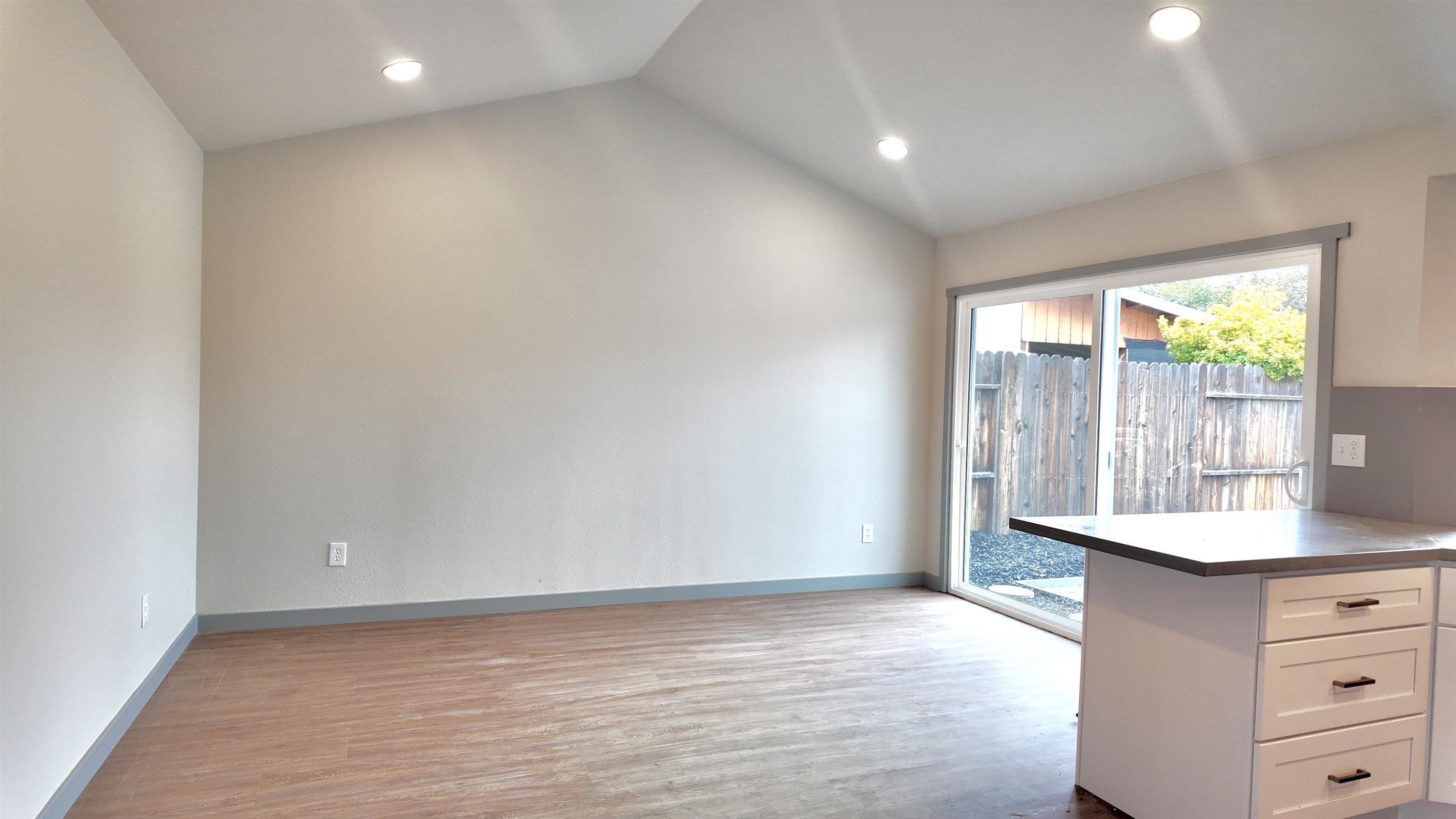 Detail Gallery Image 10 of 20 For 7808 Camrose Way, Sacramento,  CA 95828 - 3 Beds | 2 Baths