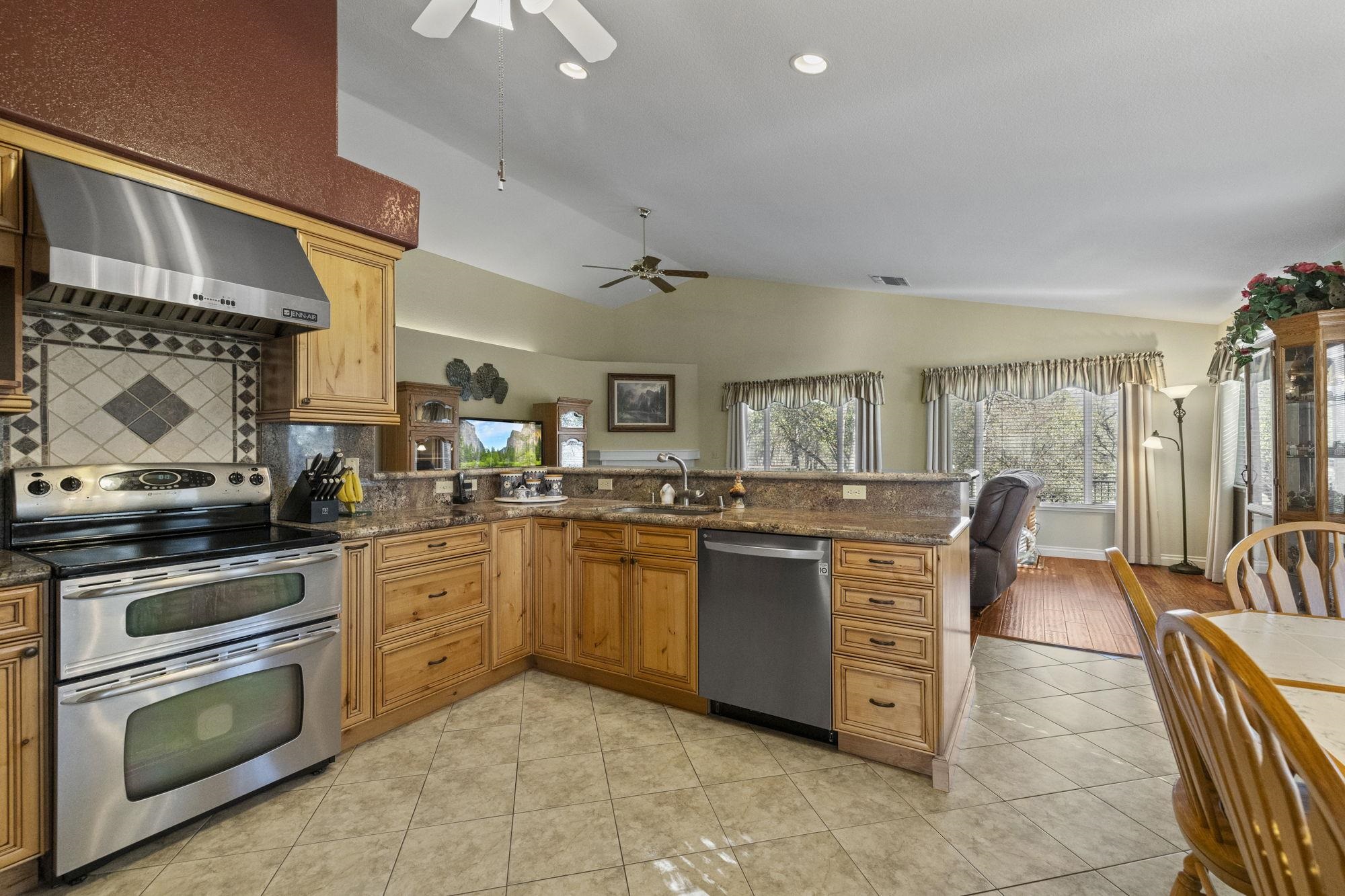 Detail Gallery Image 12 of 42 For 19891 Apple Valley Dr, Sonora,  CA 95370 - 3 Beds | 2 Baths