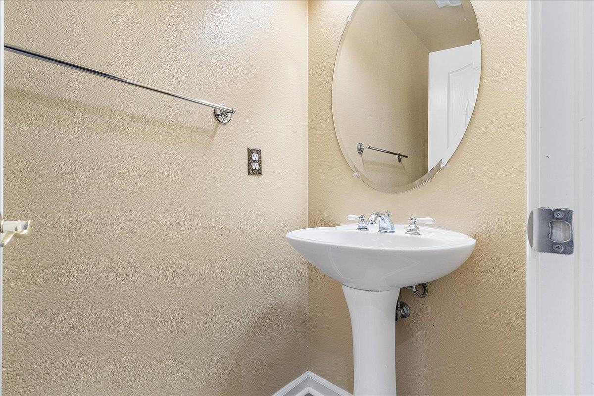 Detail Gallery Image 13 of 25 For 16 Smith Ct, Alameda,  CA 94502 - 4 Beds | 2/1 Baths