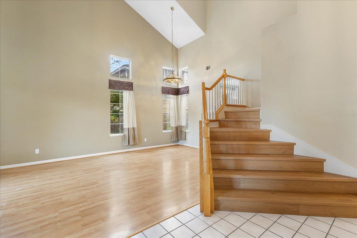 Detail Gallery Image 3 of 25 For 16 Smith Ct, Alameda,  CA 94502 - 4 Beds | 2/1 Baths