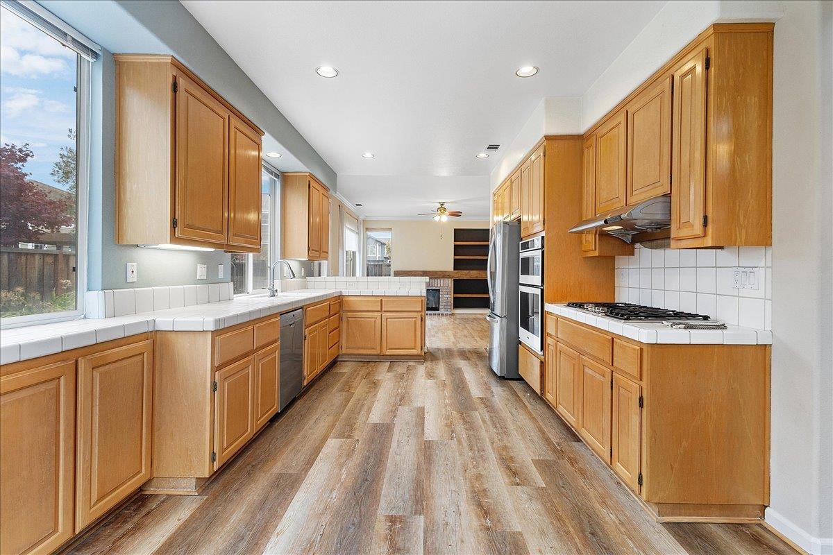 Detail Gallery Image 6 of 25 For 16 Smith Ct, Alameda,  CA 94502 - 4 Beds | 2/1 Baths