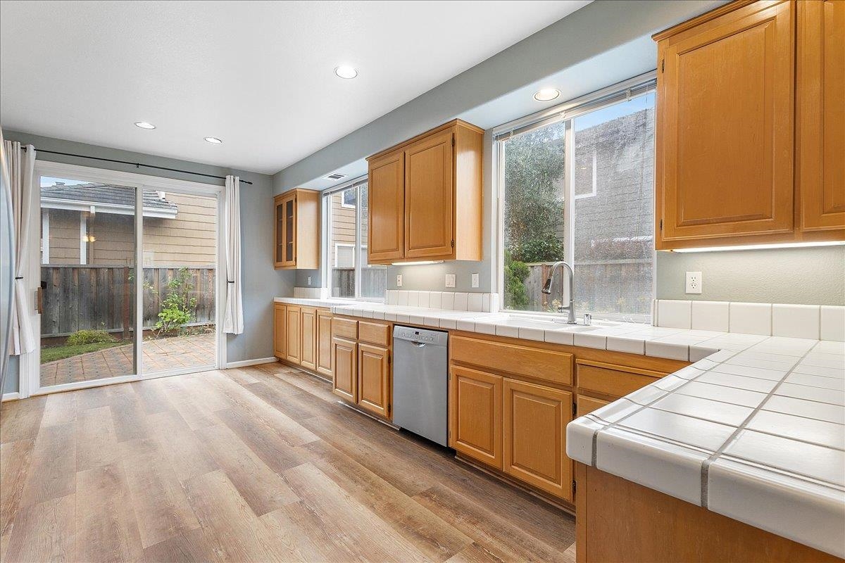 Detail Gallery Image 8 of 25 For 16 Smith Ct, Alameda,  CA 94502 - 4 Beds | 2/1 Baths