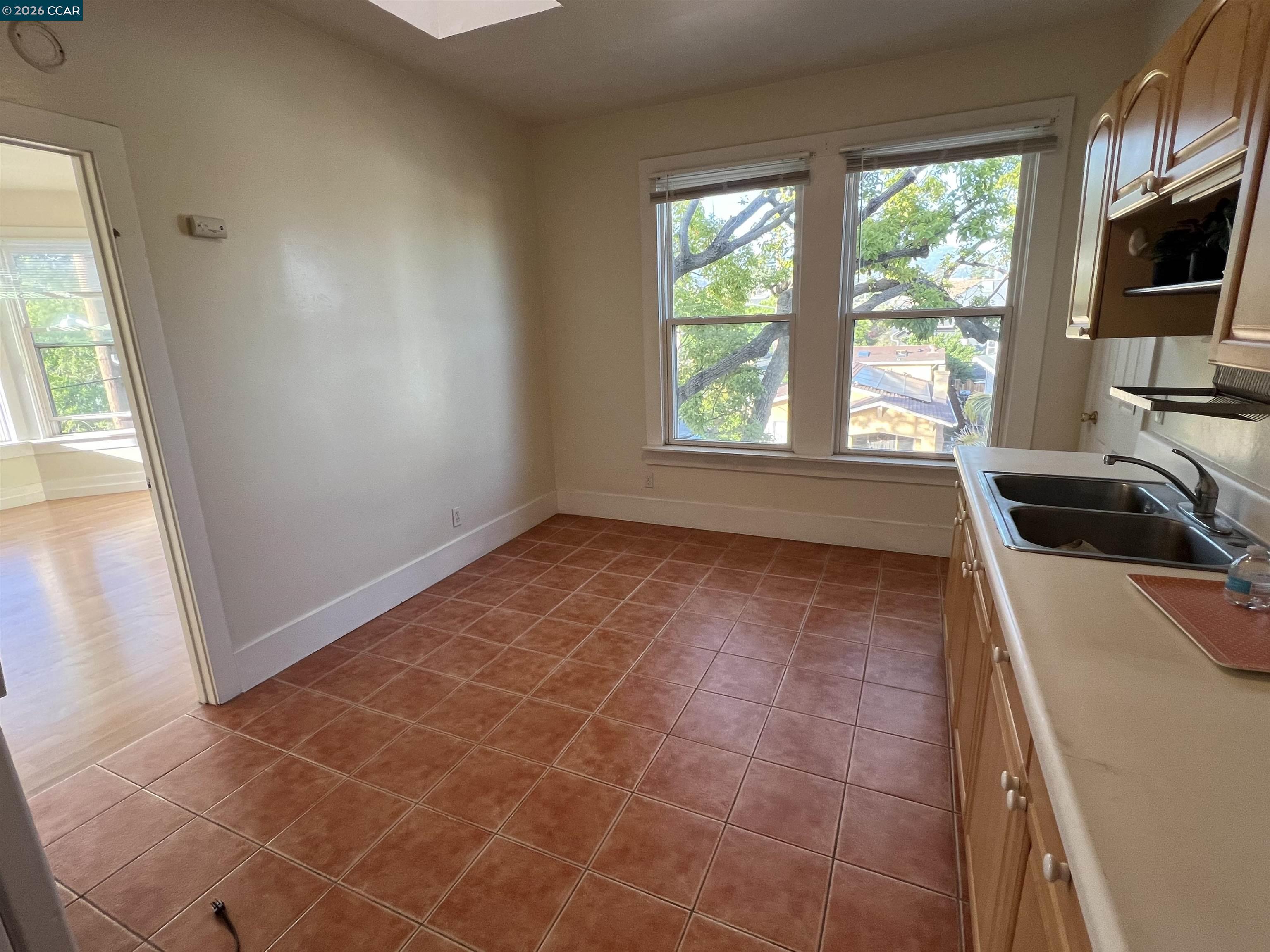 Detail Gallery Image 4 of 9 For Emerson St #3,  Berkeley,  CA 94703 - 1 Beds | 1 Baths