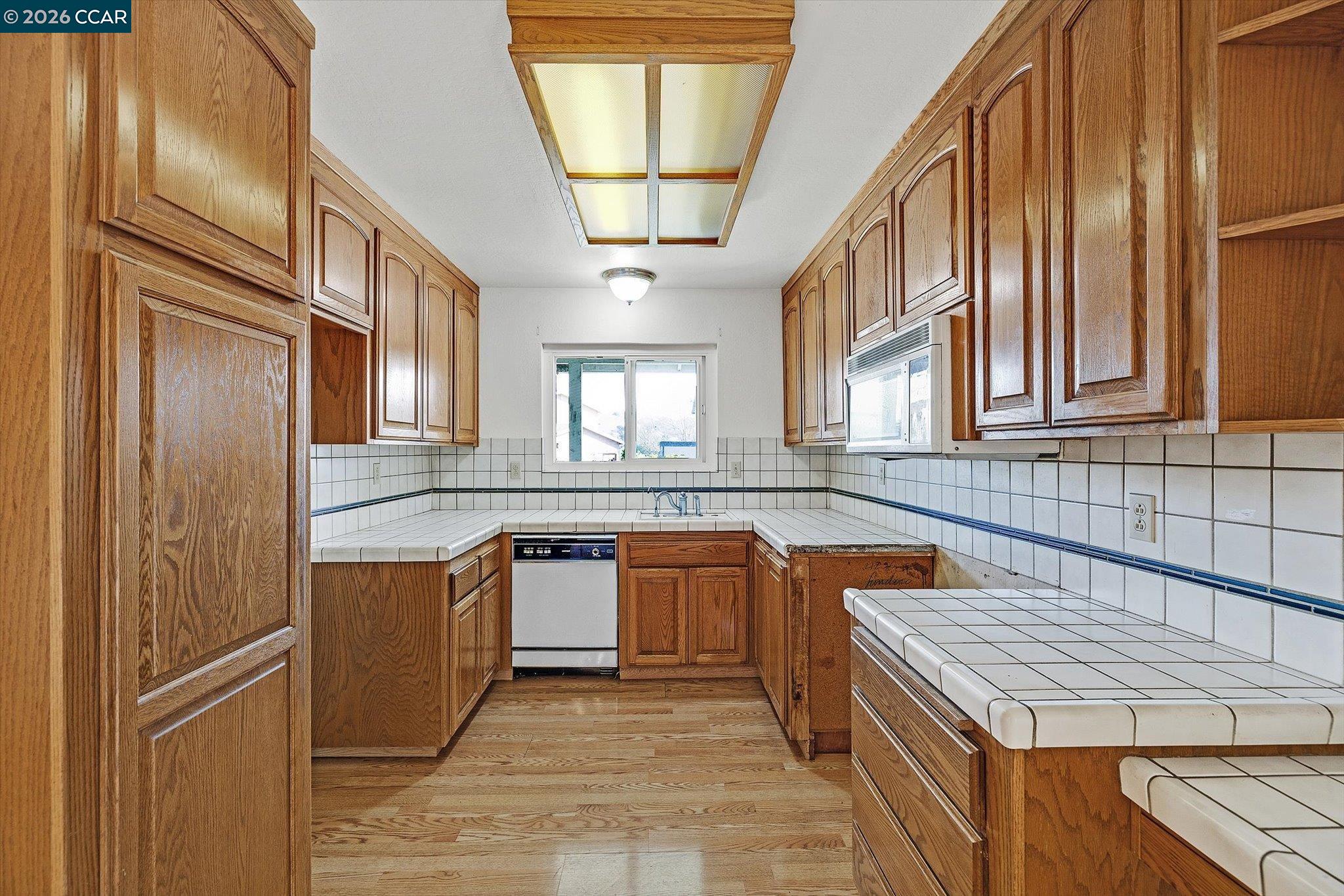 Detail Gallery Image 11 of 41 For 2075 Costa Ct, Pinole,  CA 94564 - 6 Beds | 3 Baths