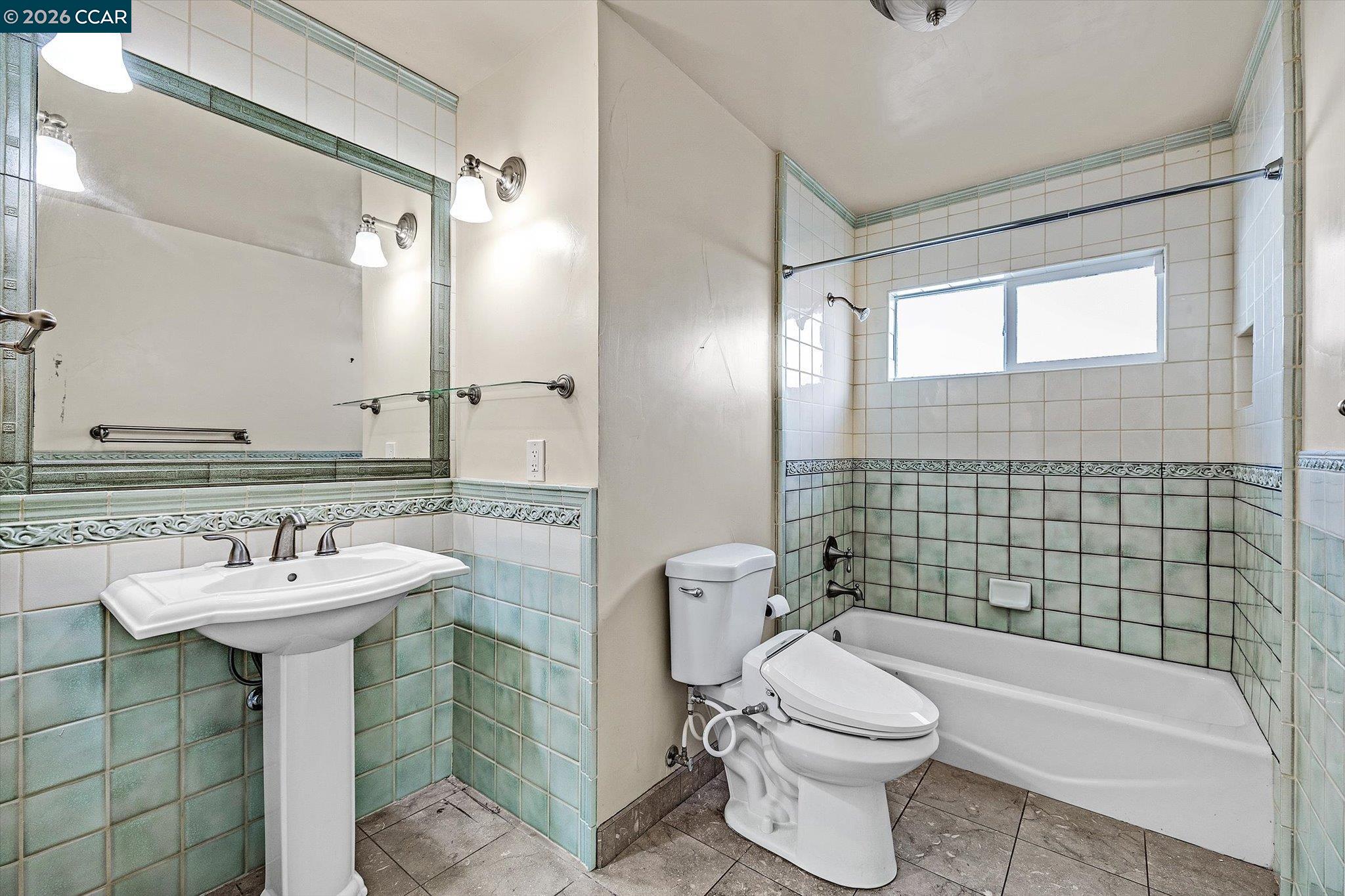 Detail Gallery Image 17 of 41 For 2075 Costa Ct, Pinole,  CA 94564 - 6 Beds | 3 Baths